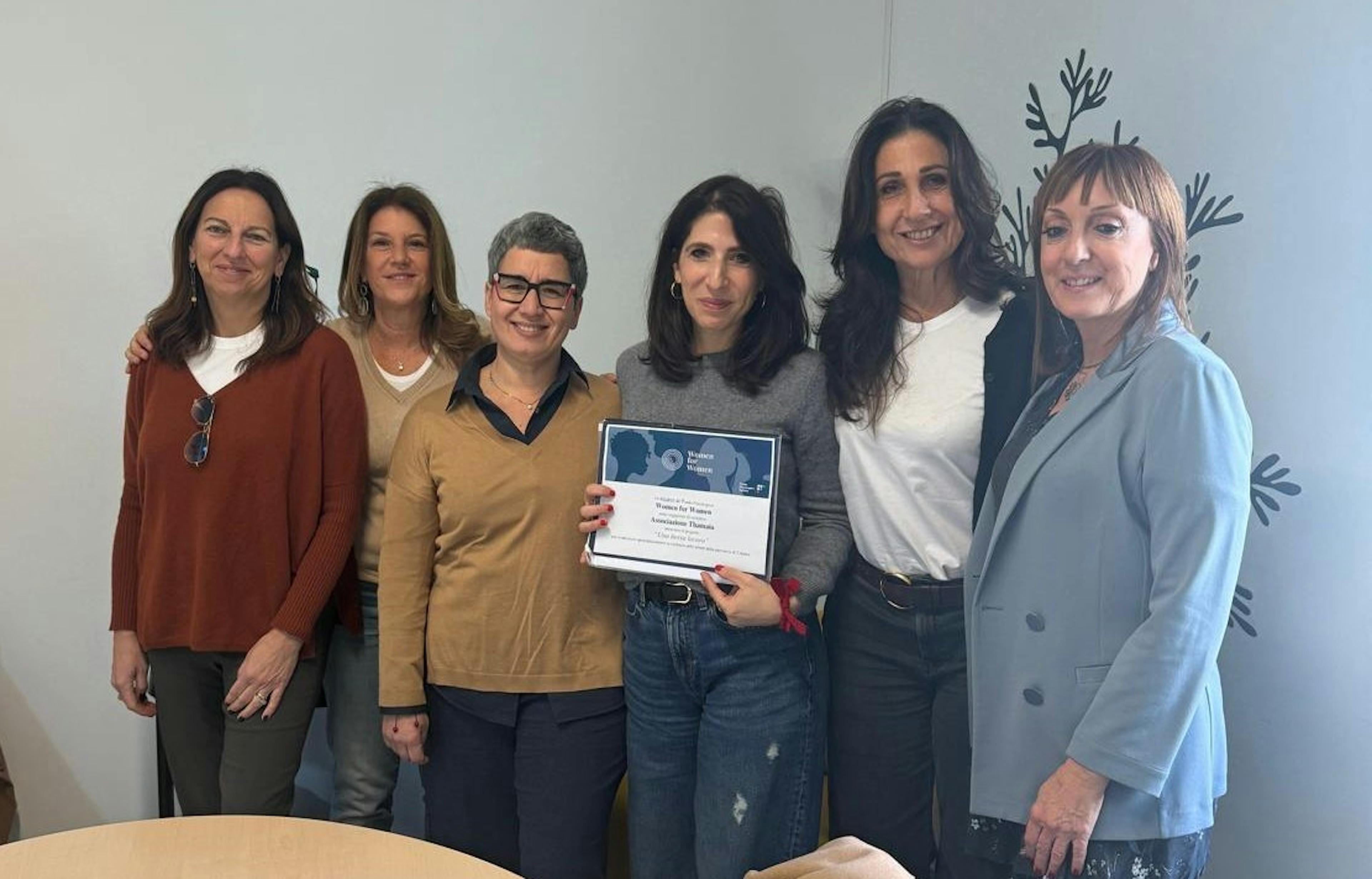 Foto di gruppo di alcune donatrici Fondo WFW e della responsabile di Thamaia Onlus