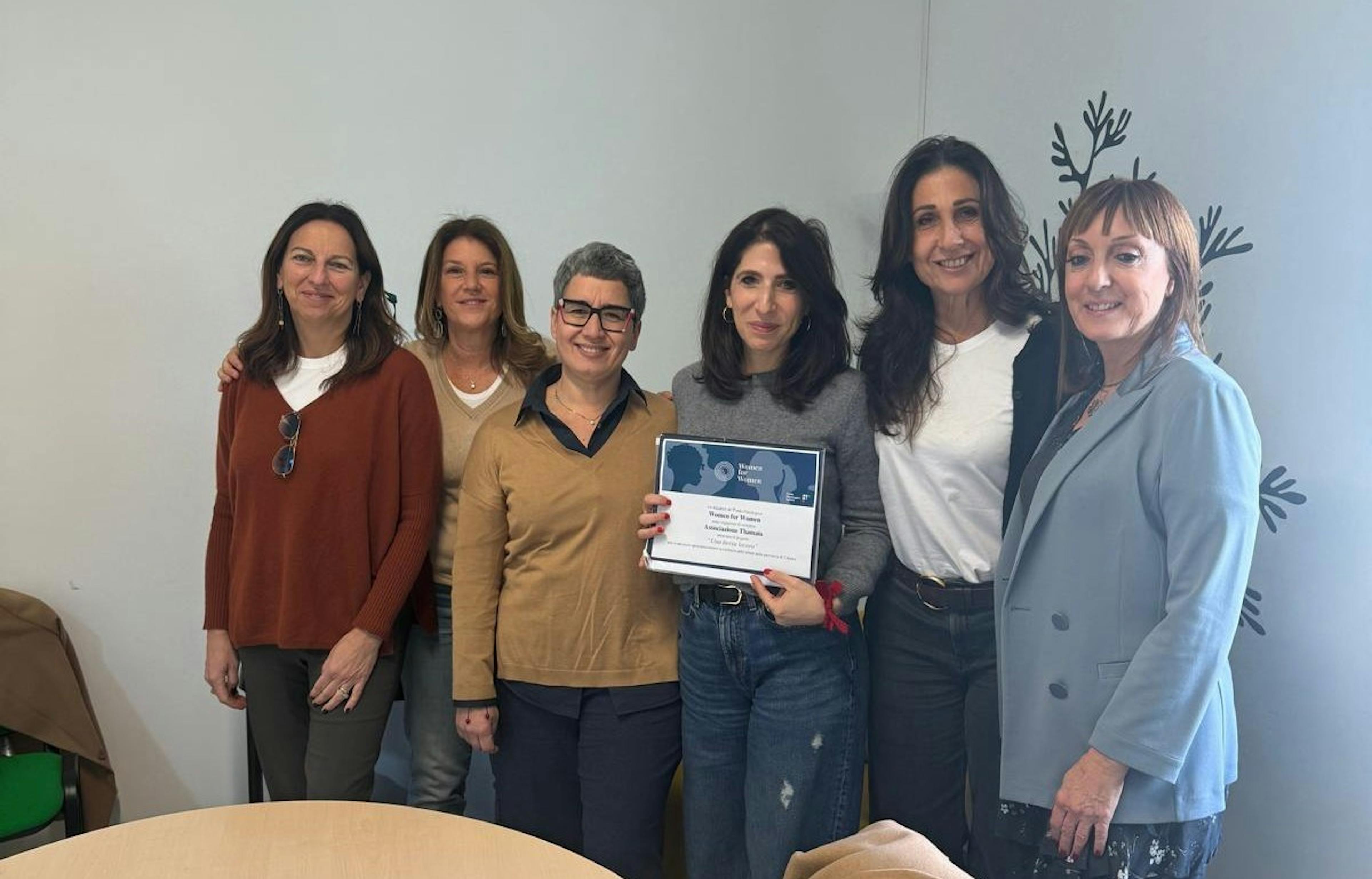 Foto di gruppo di alcune donatrici e della responsabile di Thamaia Onlus