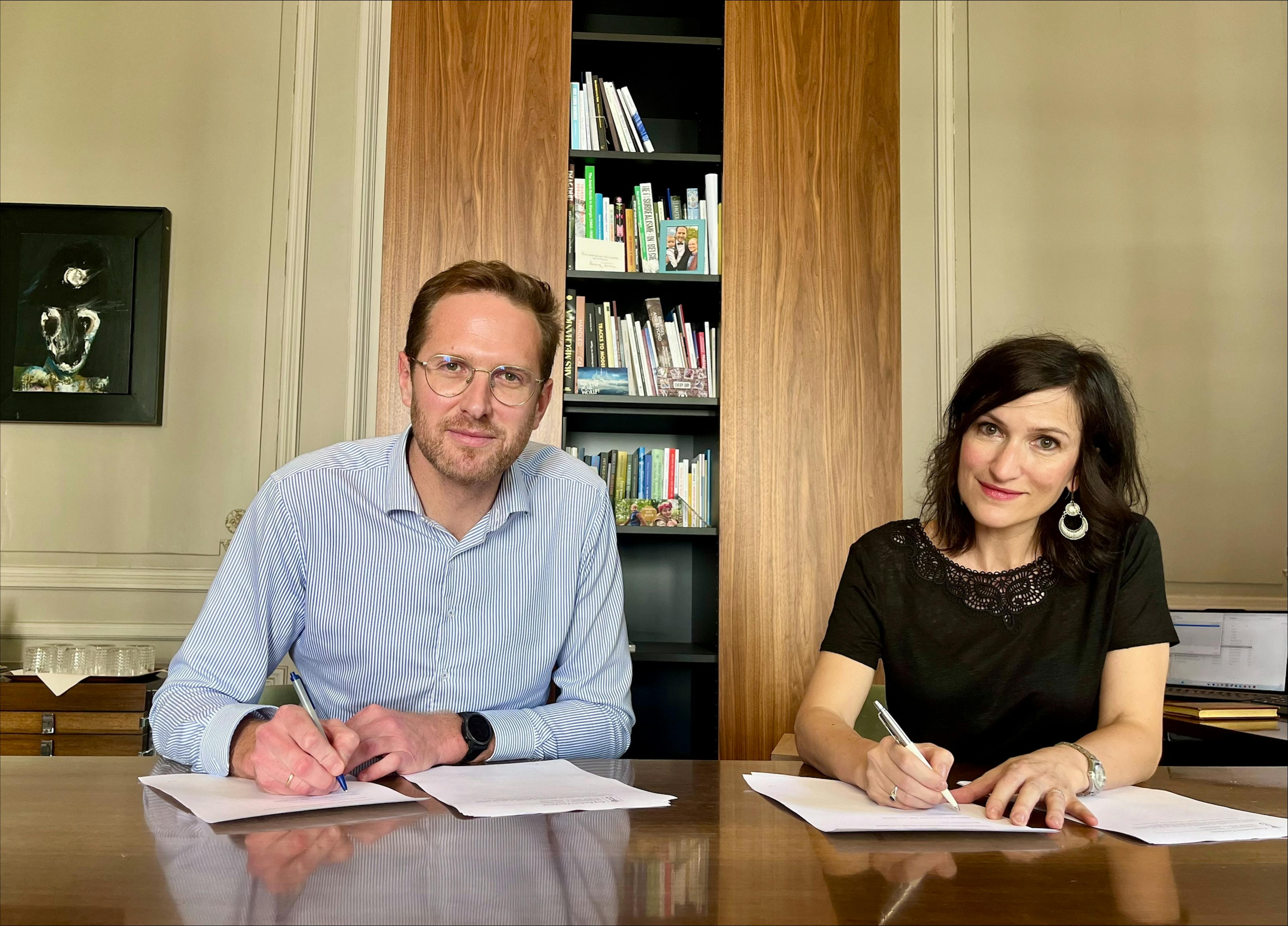 Legal representatives of KBF and Philea signing the new agreement