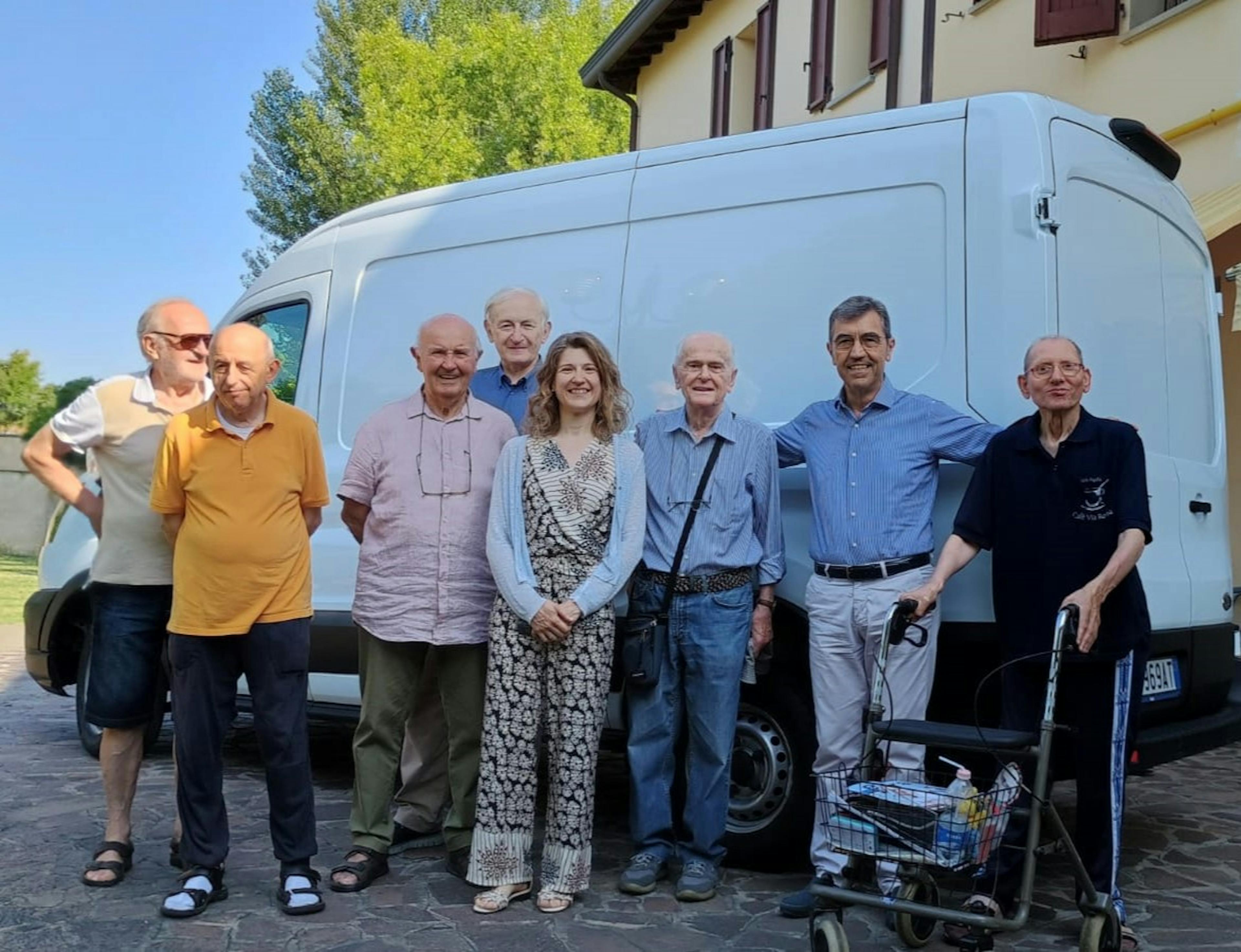 Uno dei due nuovi veicoli (camioncino bianco) donati da Fondo Luciana per anziani
