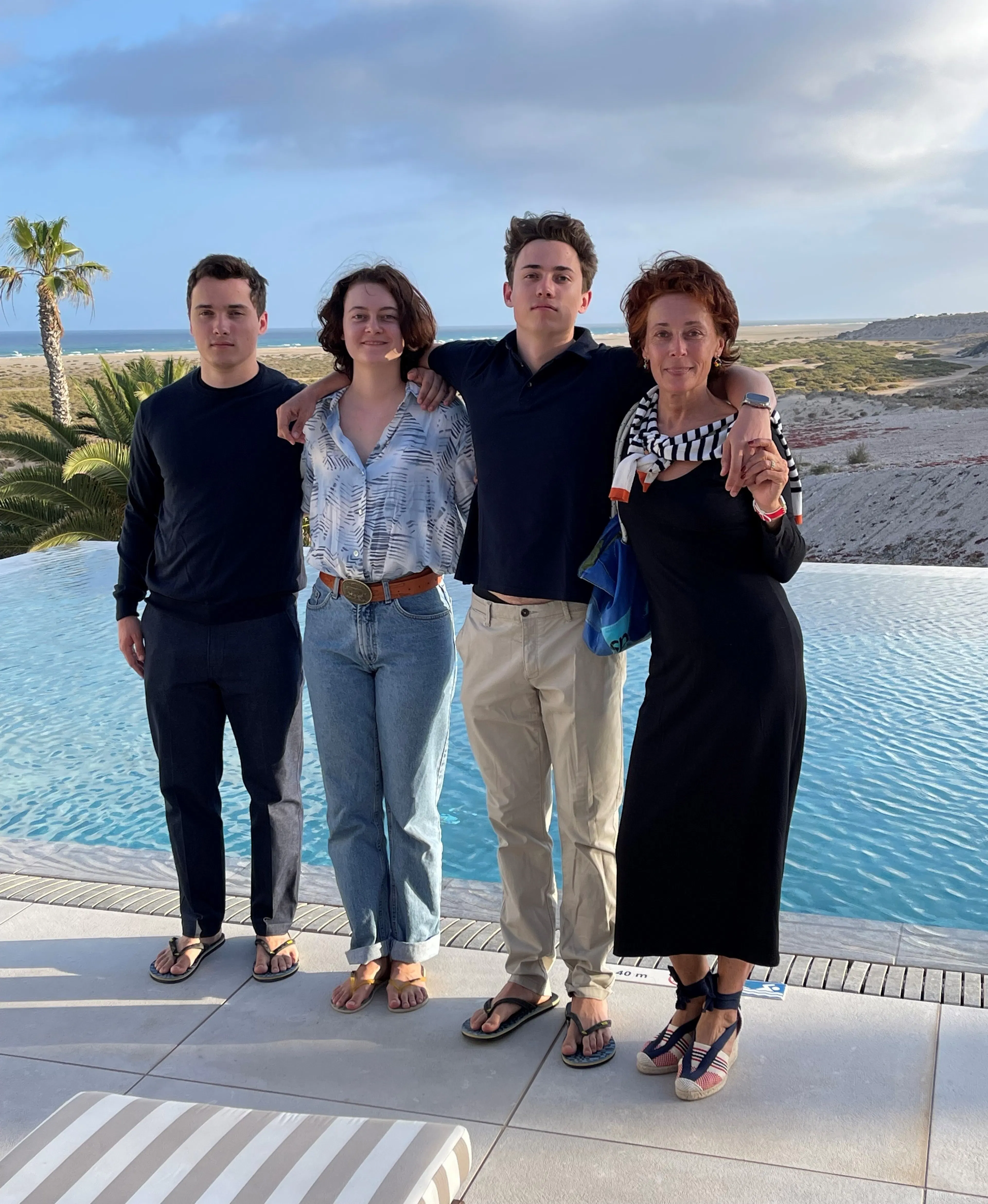 I fratelli: Oscar, Olivia e Alastair Isaac Robertson con la madre Juliana Zinger