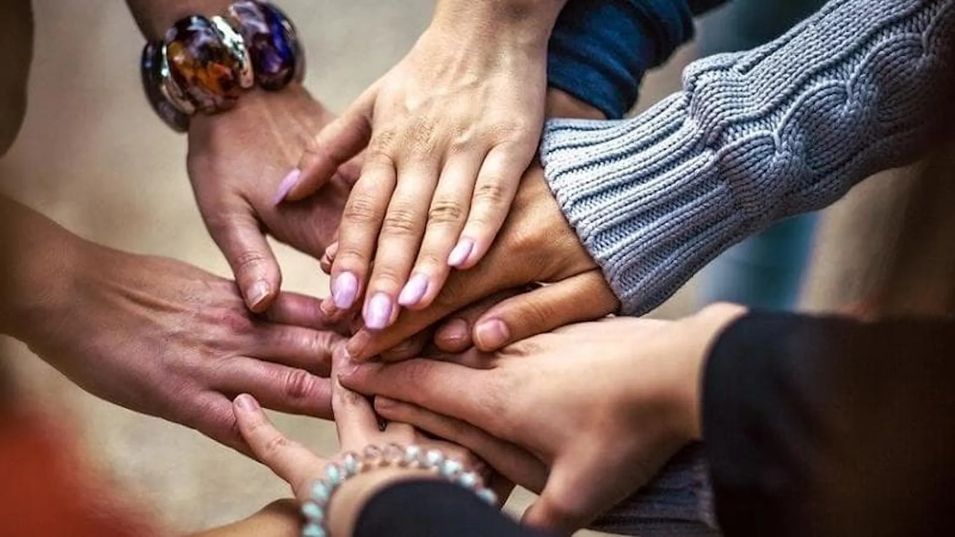 7 mani che si uniscono