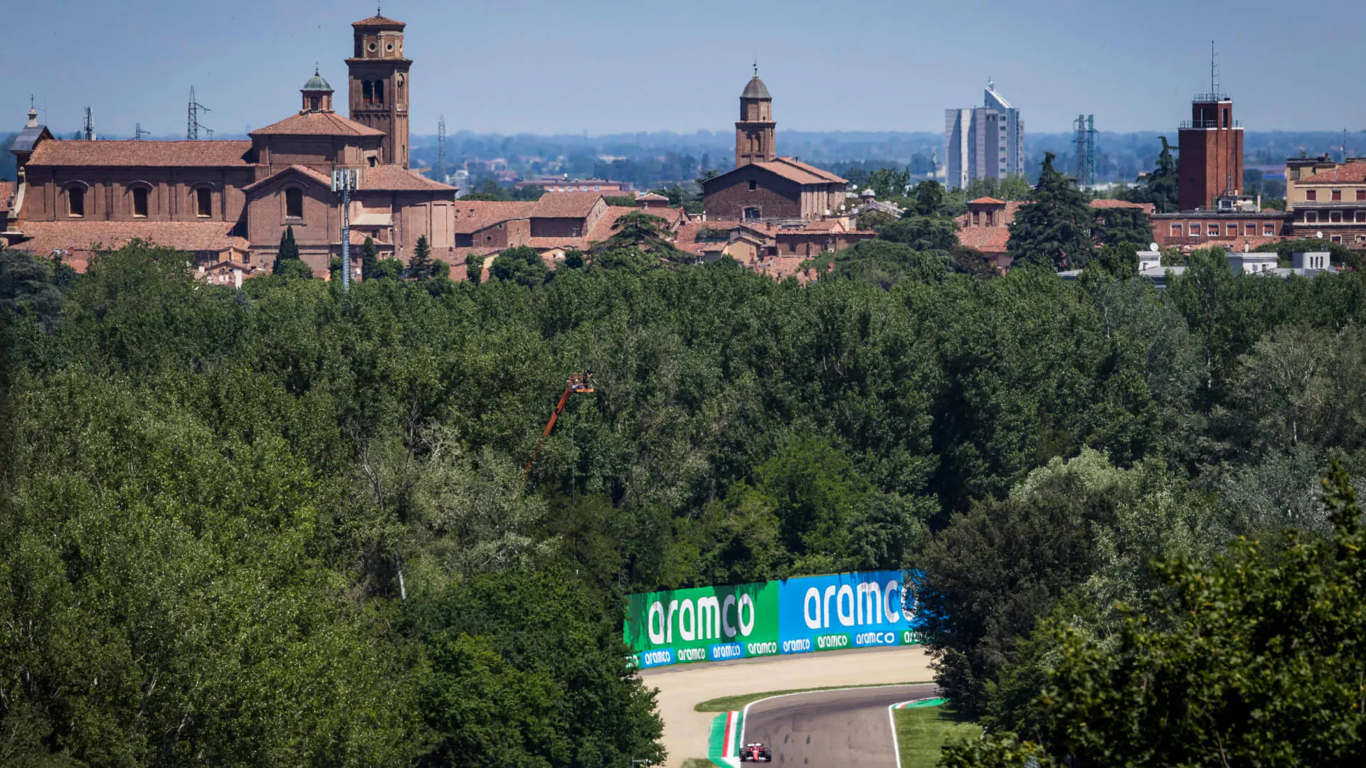 Wide shot over the track