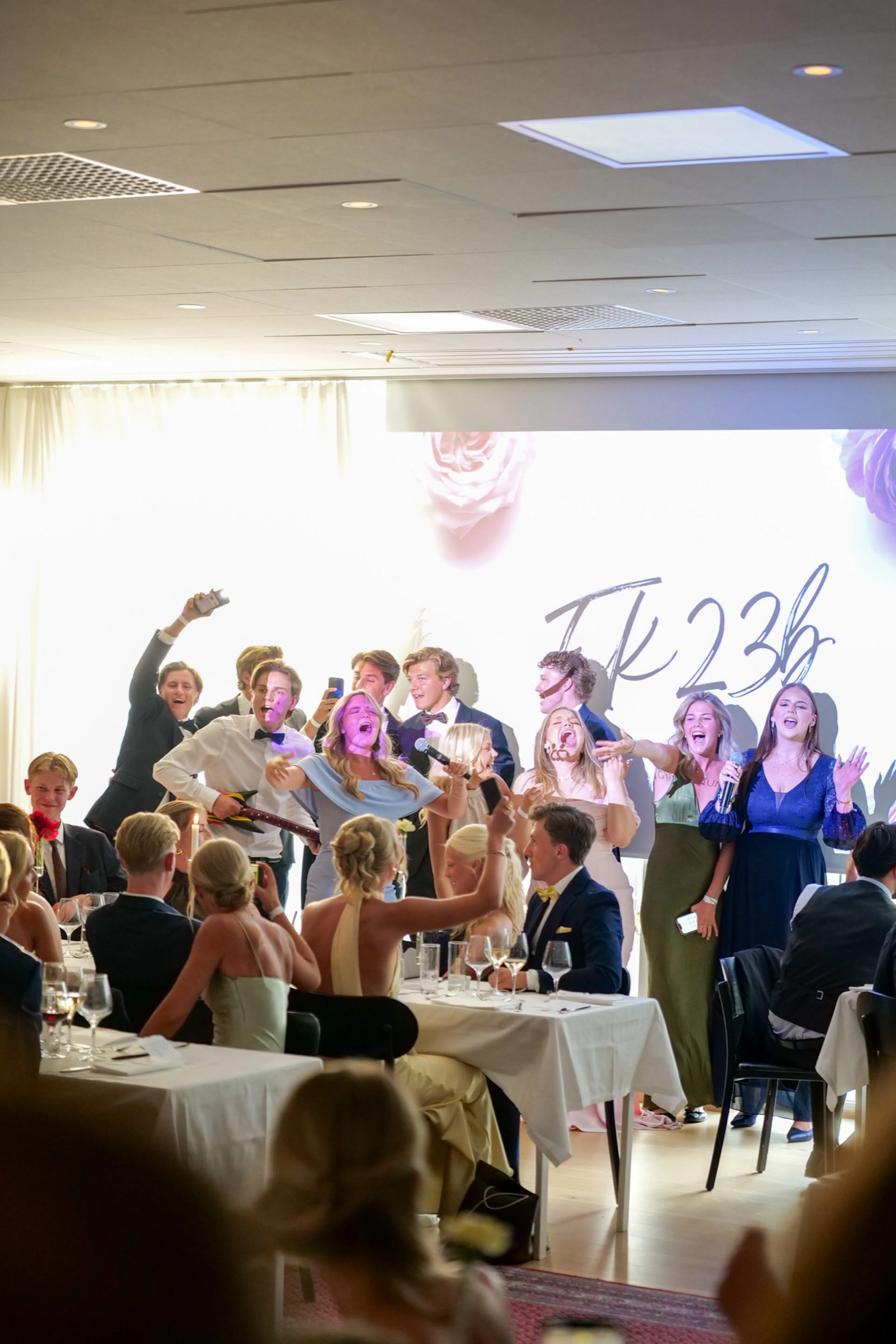 Festen i salen senare på kvällen