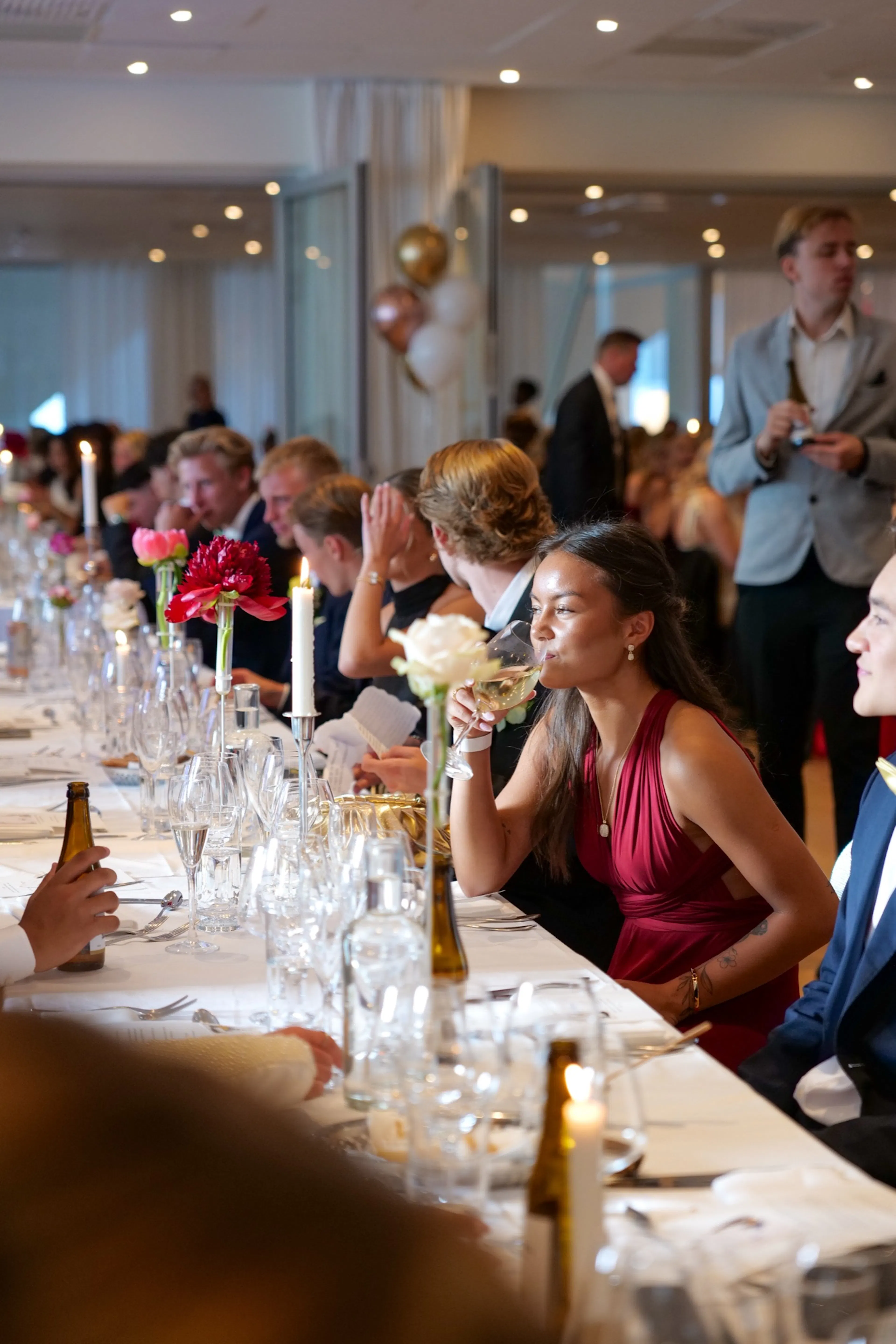 Långborden i salen under middagen