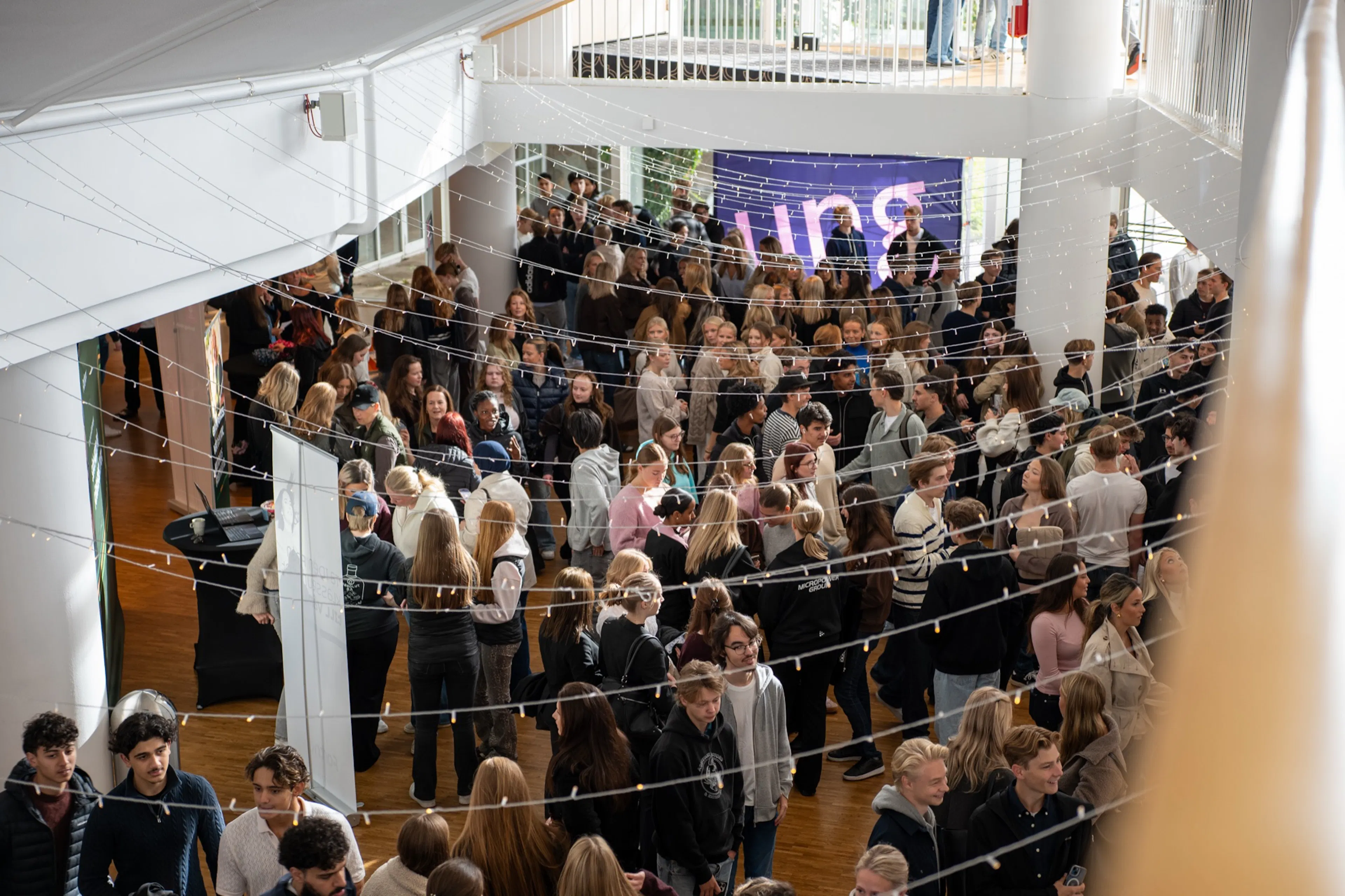 Eleverna fyller hallen på kick-offen