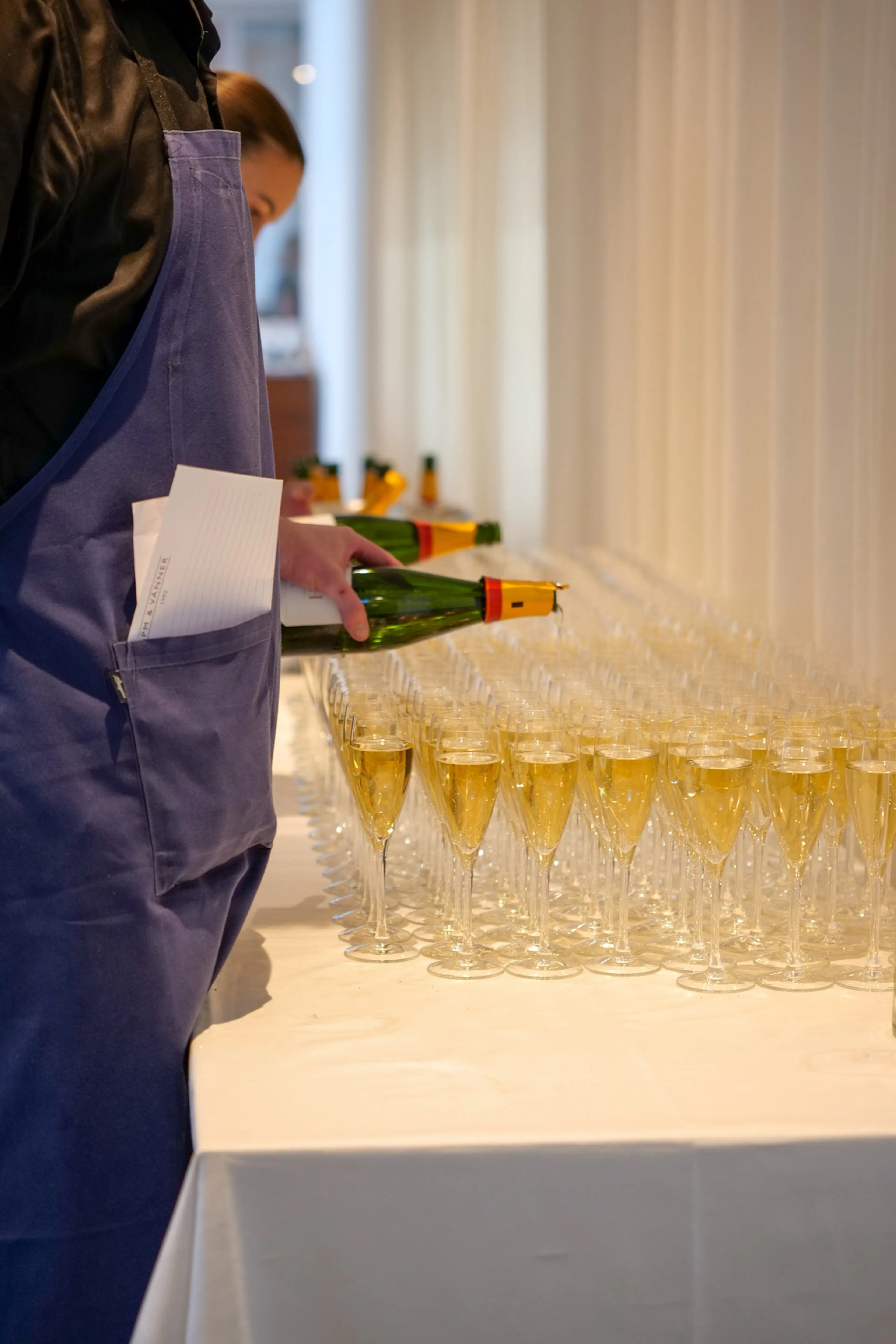 Champagne som hälls upp vid ankomsten