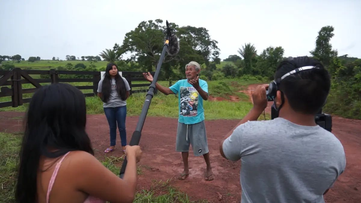 Anfitriões há meio século: a versão mỹky da história