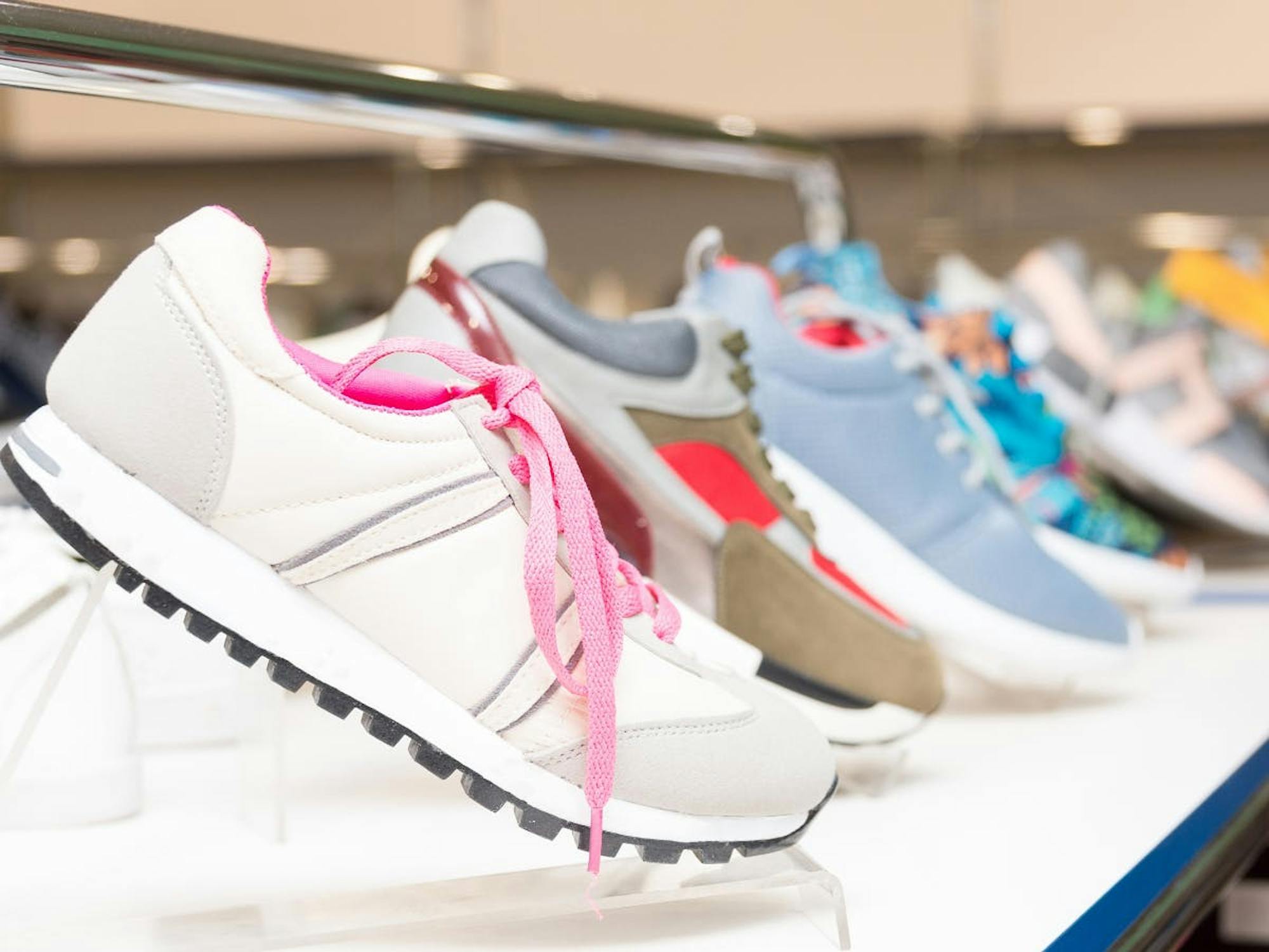 Skechers: international shipping for stylish footwear
