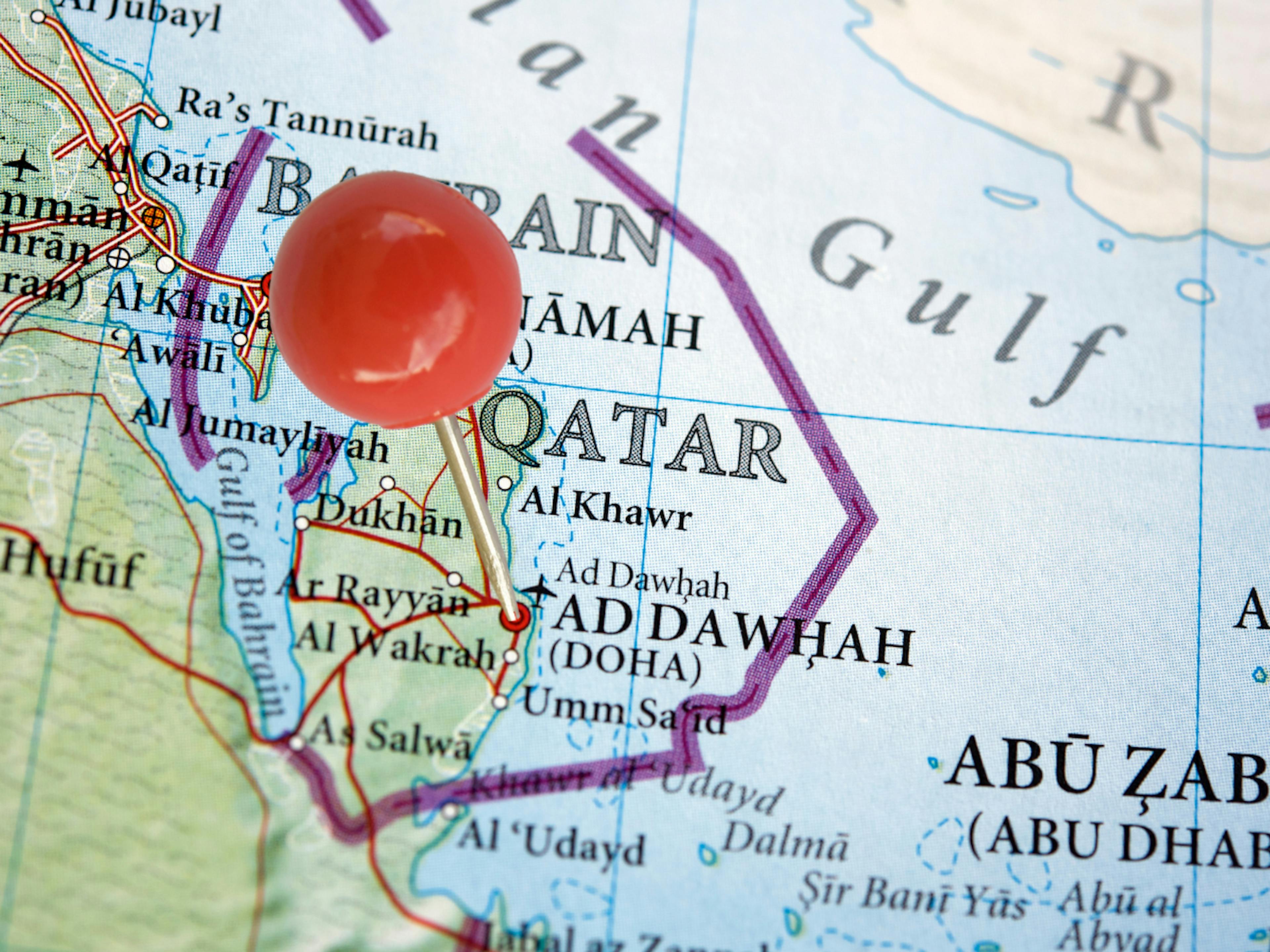 Qatar on world map with red pin. 