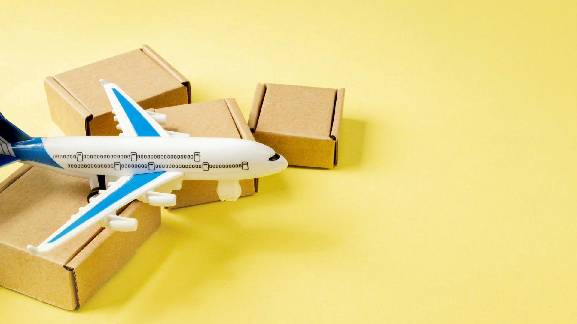 A plain flying over 4 packages. A plain flying over 4 packages.