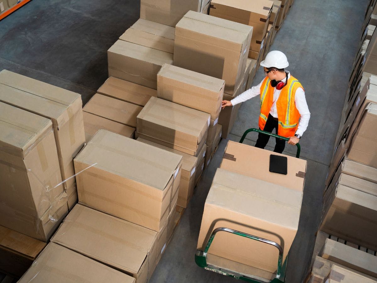 Packages are transporting from US to UK. Packages are transporting from US to UK.