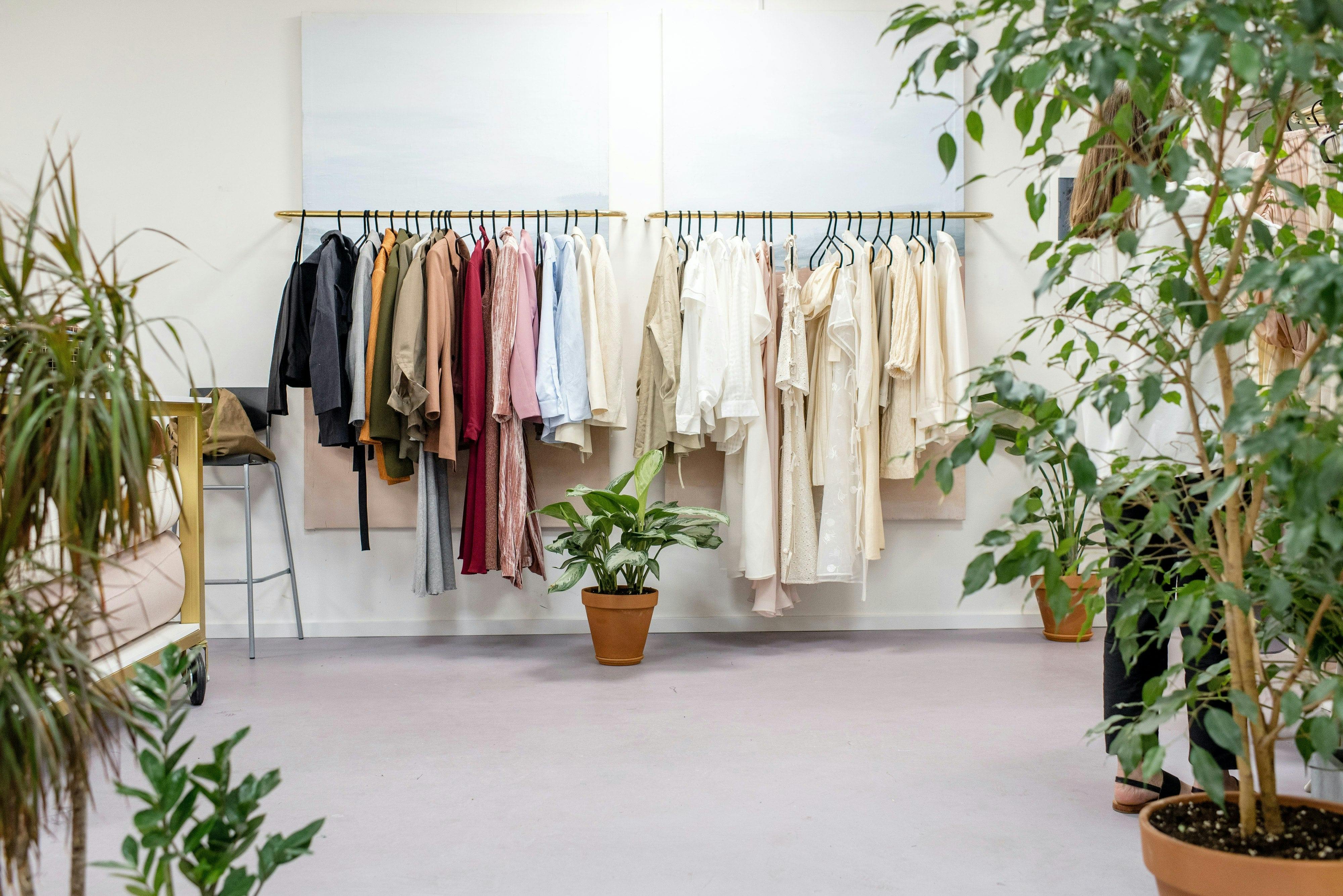 buy pre-owned clothes from the Us, ship internationally