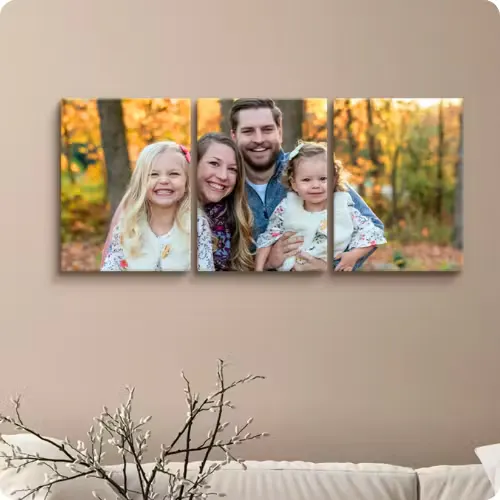 Meerluik; 3 canvassen, met op de linker een meisje, op de middelste de moeder, vader en nog een meisje, en op de rechter de arm van de vader en het meisje. Het is bedoeld om met elkaar op te hangen zodat de ruimte ertussen niet opvalt