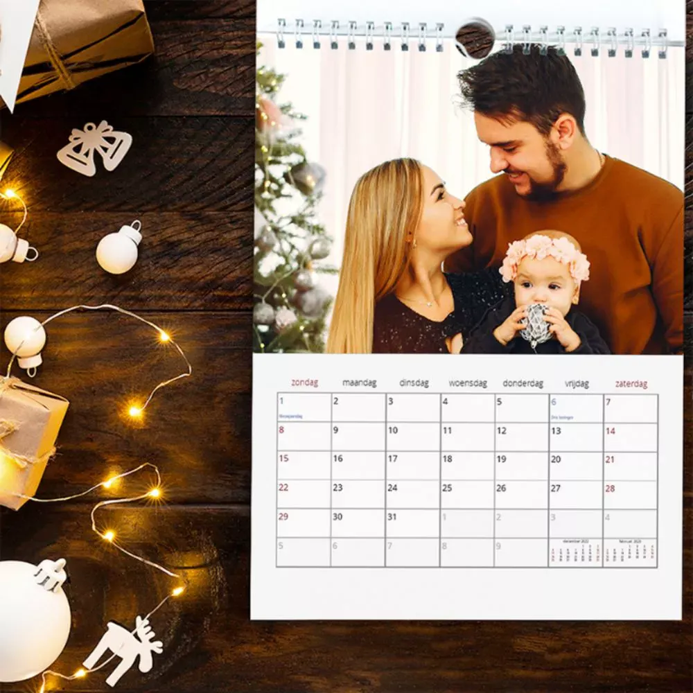 Een jaarkalender, met daarboven een foto van een man, vrouw en kind.