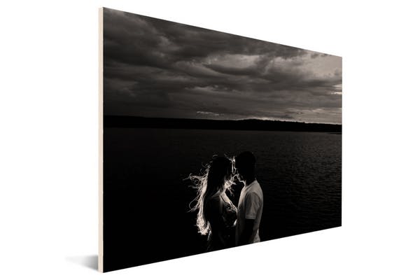 zwart-wit foto op hout