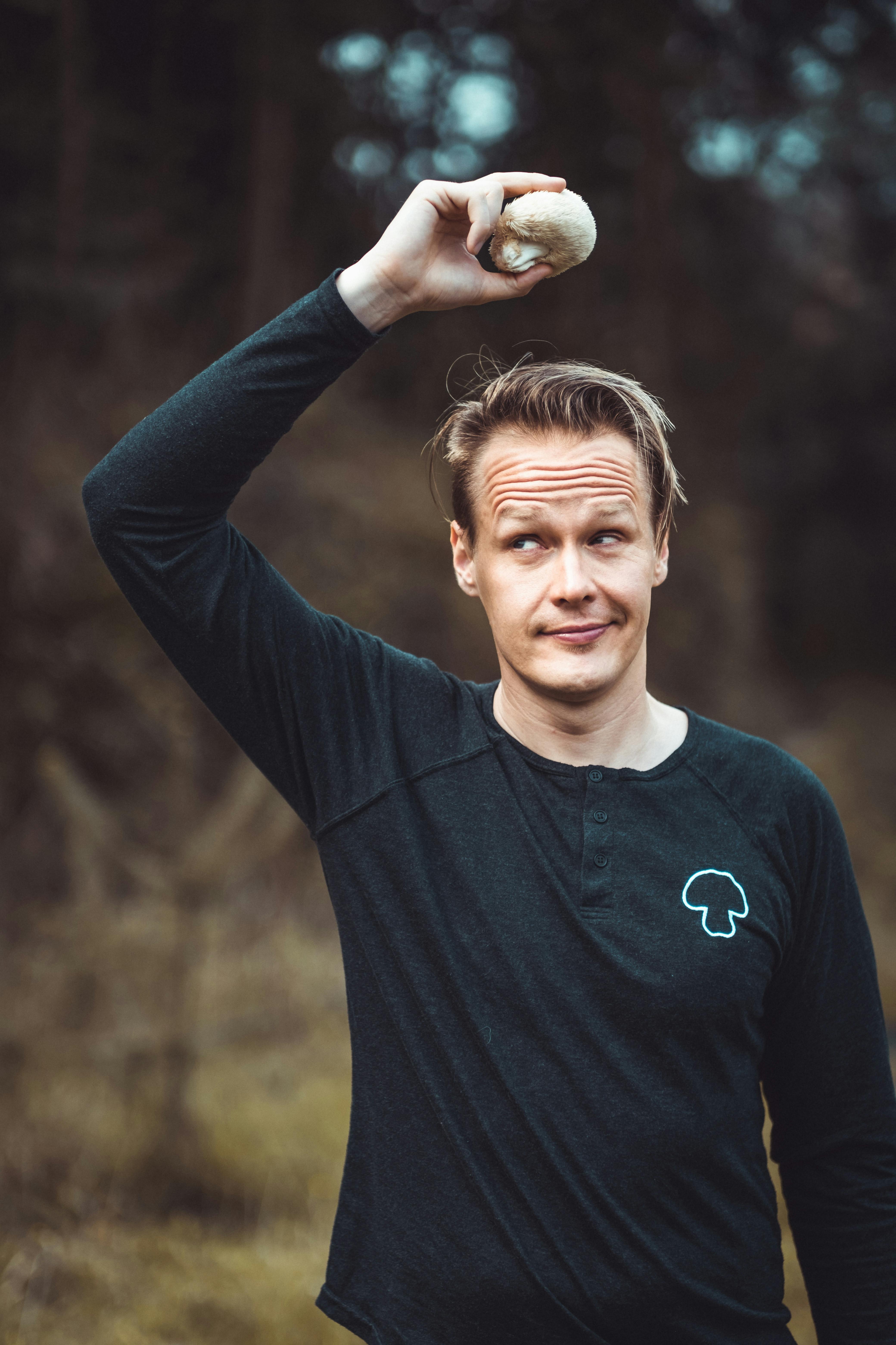 our Founder, Tero, showing how a Lion’s Mane mushroom lights up your brain