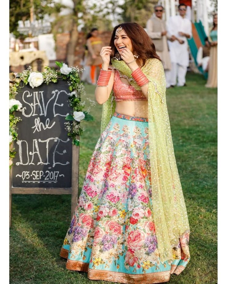 dresses to wear in mehndi
