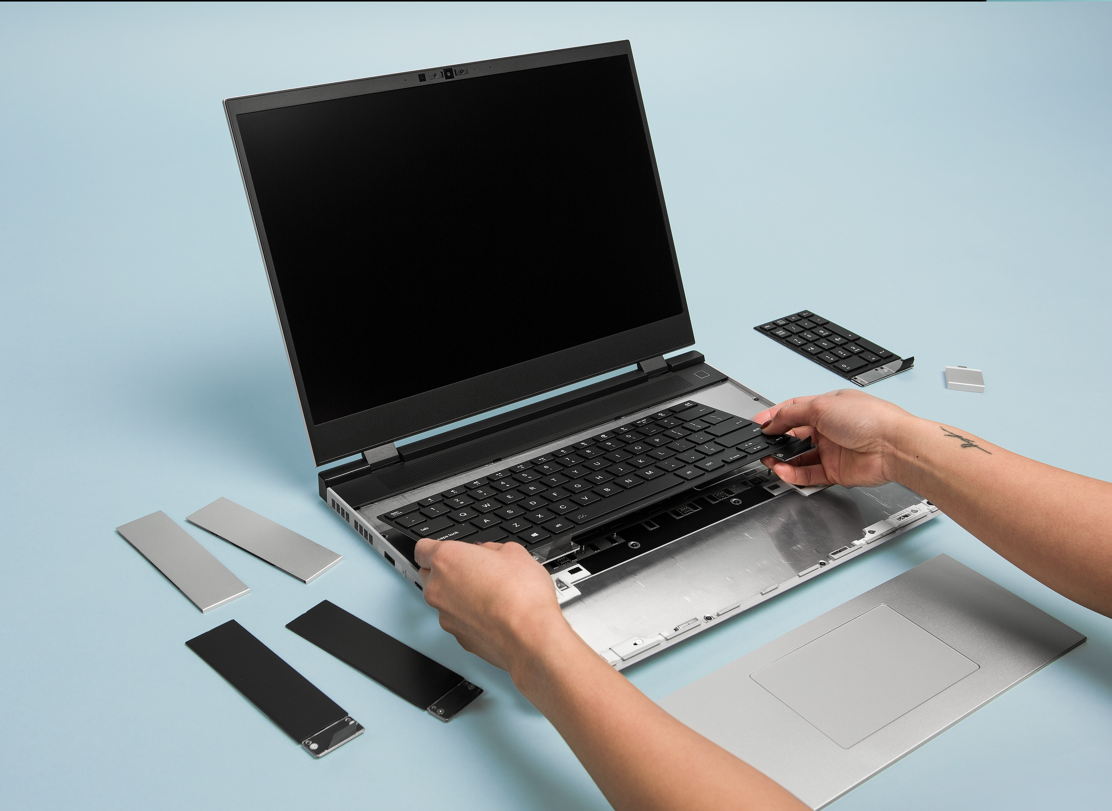 Inserting a keyboard module in a Framework Laptop