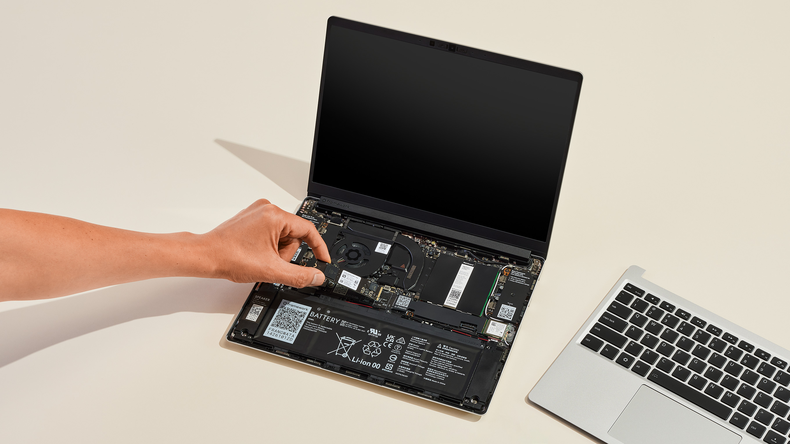 Framework Laptop 13 Ryzen AI HX370 US配列 Framework | Order a Framework Laptop 13 with AMD Ryzen™ AI 300 Series