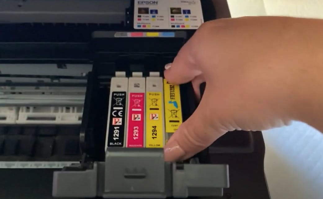 Comment remplacer une cartouche Epson Stylus SX525WD avec France Toner ?