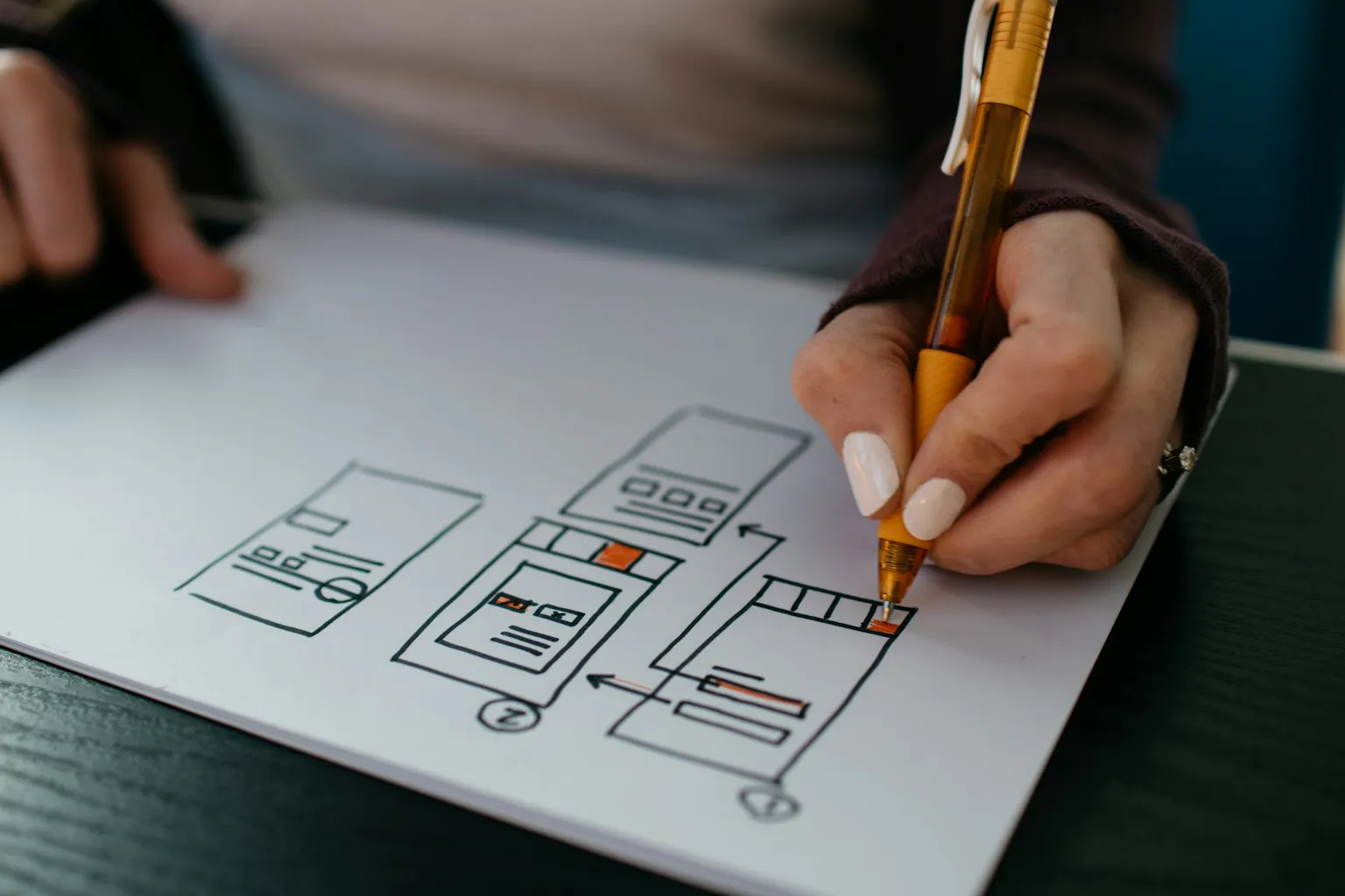 Desainer produk digital mengeksplorasi antarmuka dan komponen UI modern