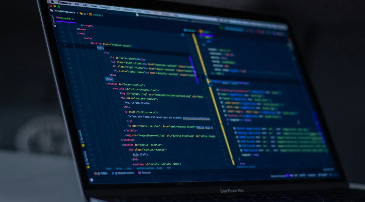 Struktur kode frontend dan token desain dalam editor modern