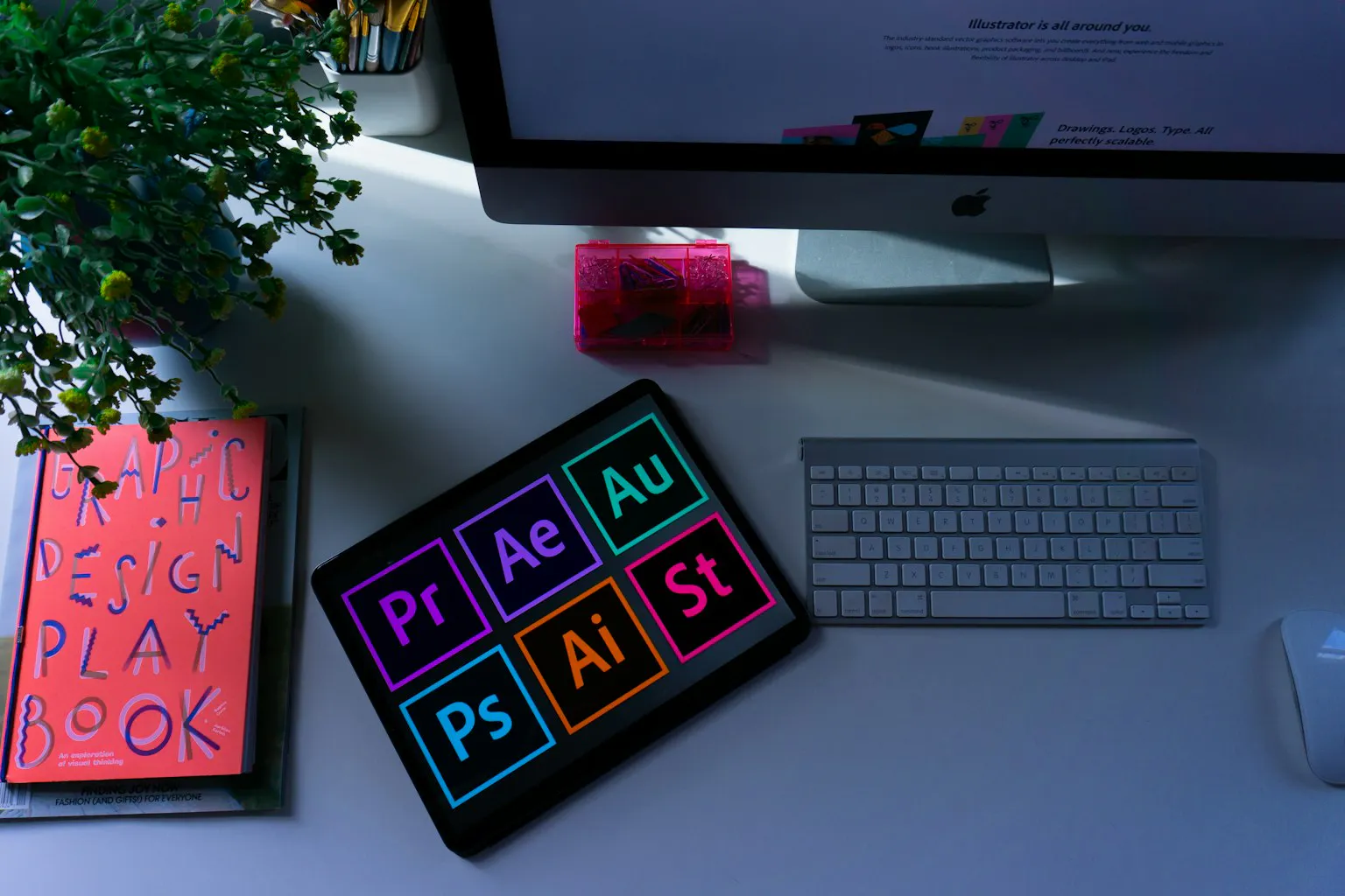 Desainer menggunakan tablet grafis untuk alur kerja Adobe Firefly