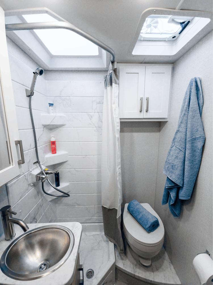 Freedom Elite Transit AWD 24KE Estate Gray Hampton Collection Bathroom