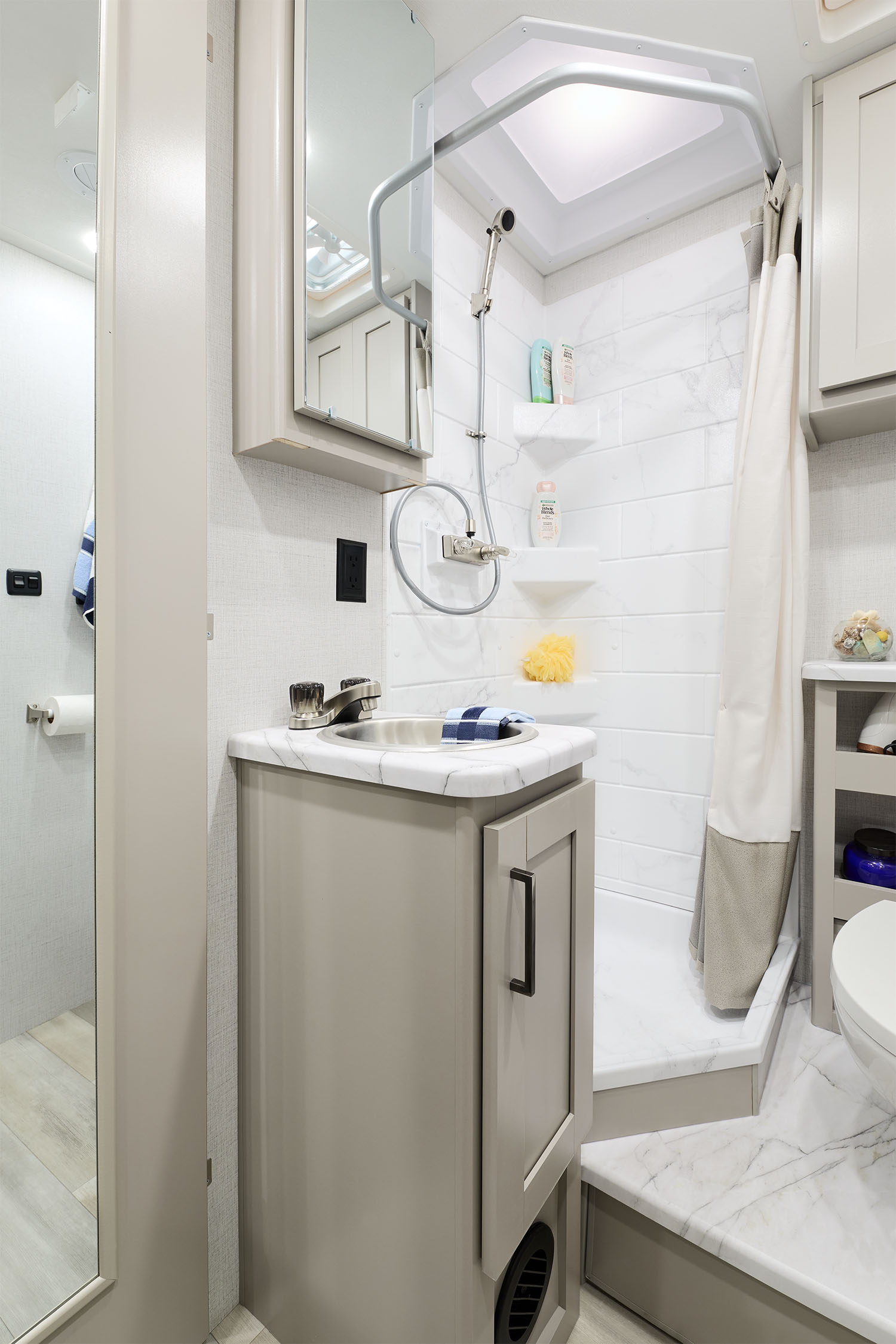 2026 Coleman 25EZ Blue Mist Coastline Grey Bath