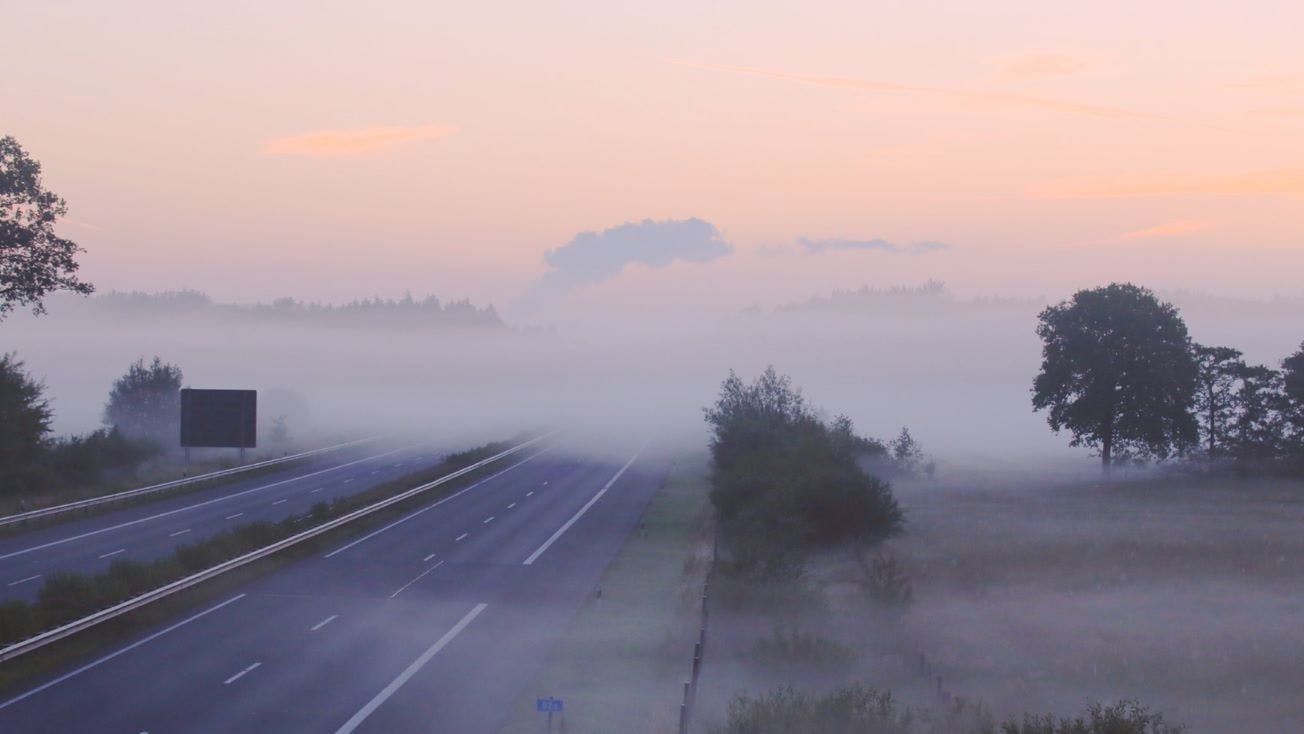 Bei Nebel fahren: Sicht, Tempo und Abstand prüfen, rät FRIDAY