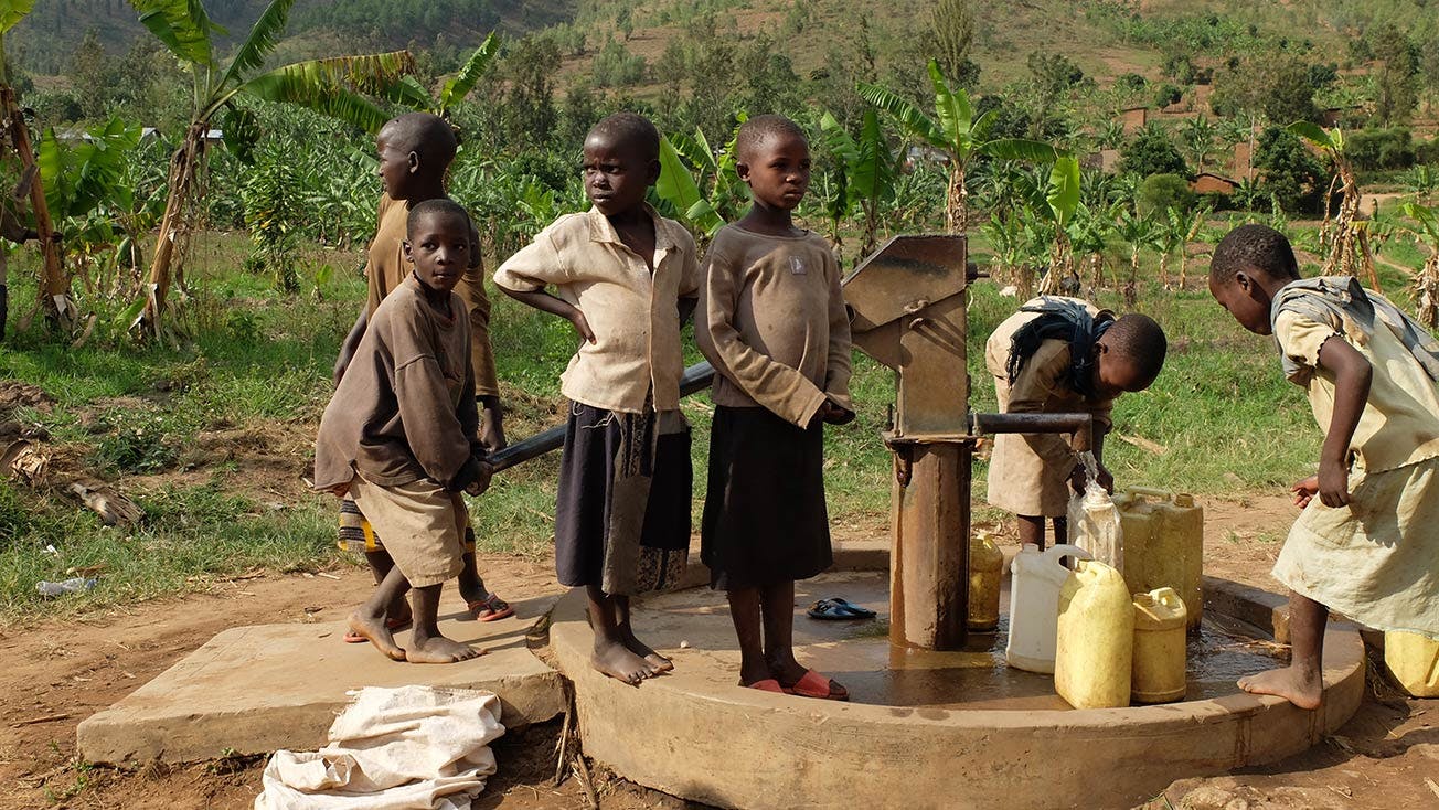 Planetly: Trinkwasserversorgung und -qualität in Ruanda