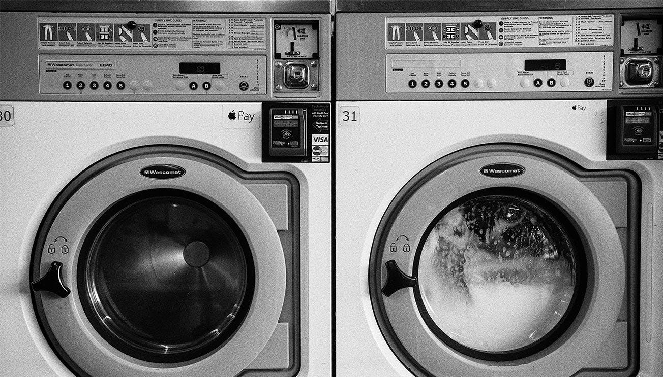 Waschmaschinen: Wann die Versicherung bei einem Wasserschaden