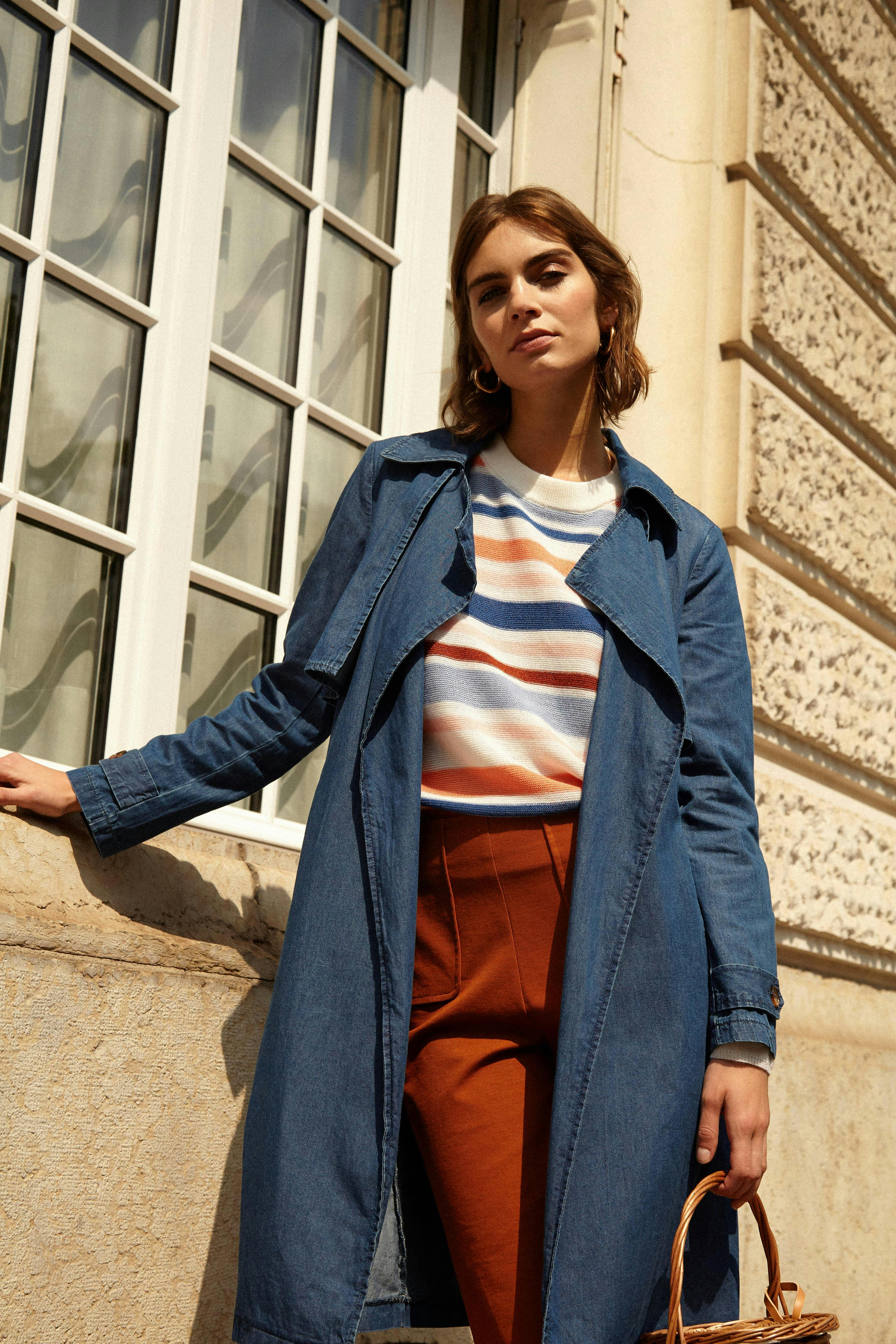 Le trench en toile de coton souple de couleur bleu Sanya FRNCH, c'est l'esprit de la marque. Pour une allure chic et raffiné à chacune de vos tenues craquez pour cette pièce maîtresse du dressing féminin qui se porte à toutes les saisons sur une robe ou sur pantalon. Parfait en toute saison c'est un indispensable de la saison.