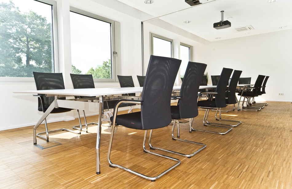 Modus Consult, Gütersloh | Konferenztische: fallon | Konferenzstühle: pharao net Freischwinger