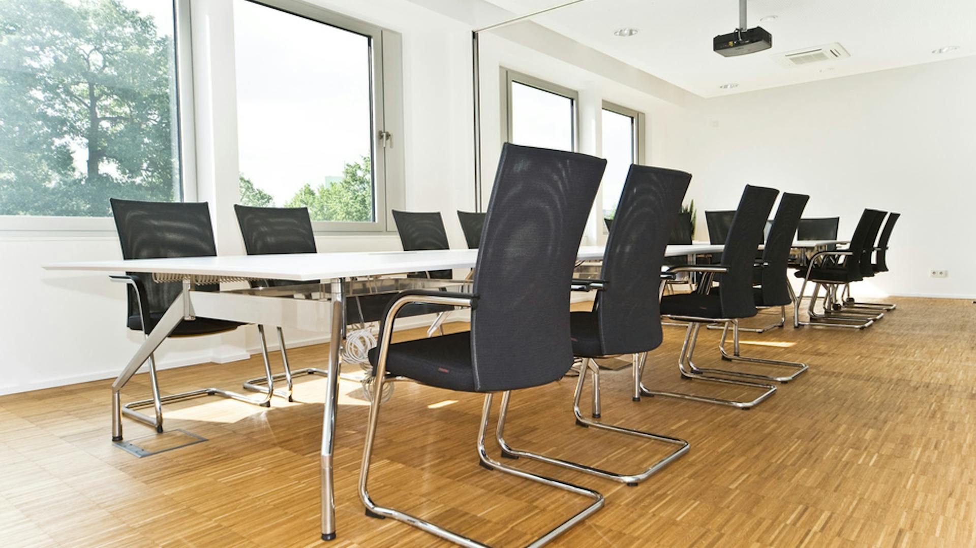 Modus Consult, Gütersloh | Konferenztische: fallon | Konferenzstühle: pharao net Freischwinger