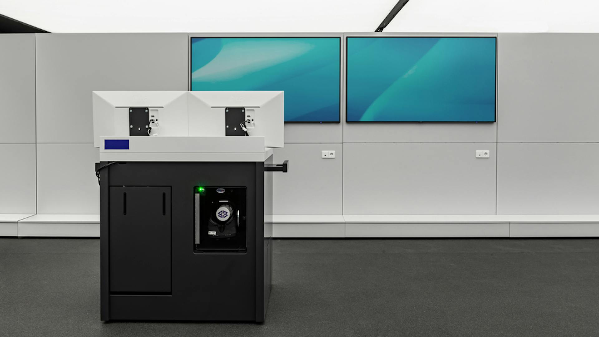 Forschungs- und Innovationszentrum (FIZ) der BMW Group in München | maßgeschneiderte Medienstelen und Technikkonsolen