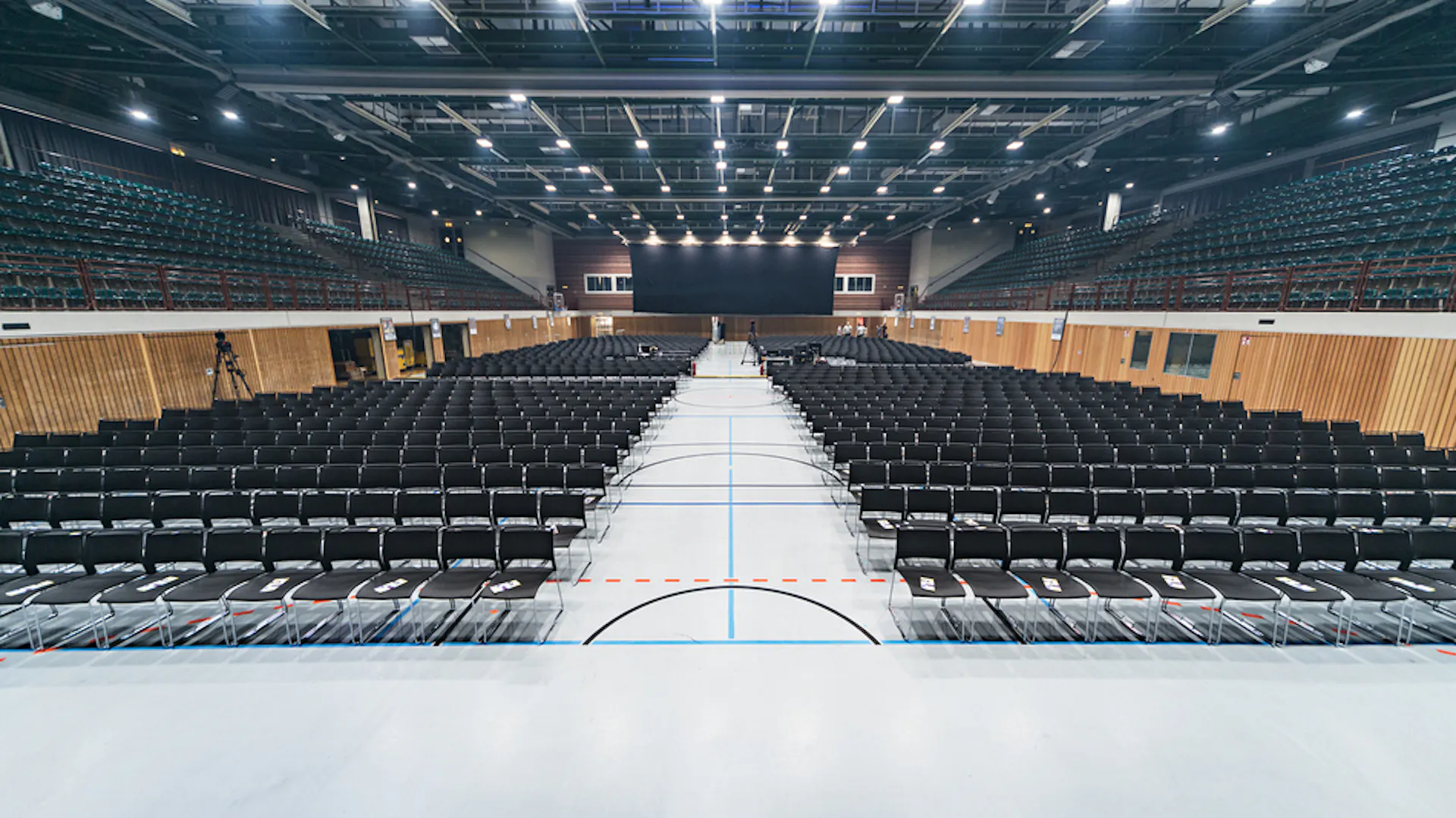 Referenzen_ tectake halle _ Würzburg_klif Mehrzweckstuhl_ Stapelwagen