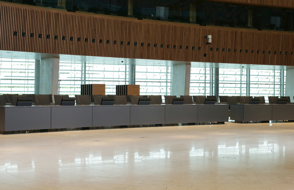 Centre de Conferénces Luxemburg | Konferenzanlage: Sonderlösung, werkzeuglos montierbar, mit hochwertiger Konferenz- und AV-Technik