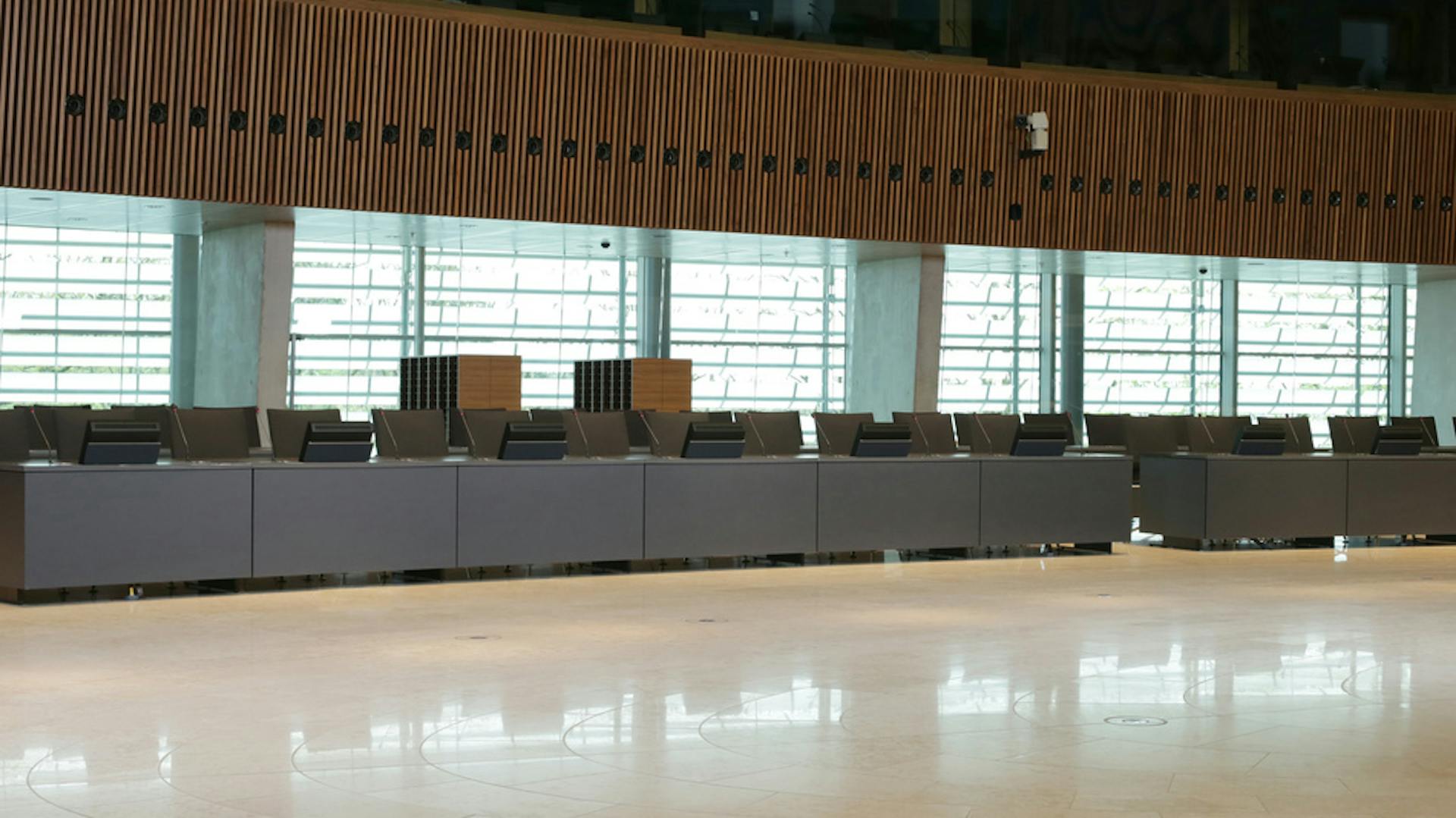 Centre de Conferénces Luxemburg | Konferenzanlage: Sonderlösung, werkzeuglos montierbar, mit hochwertiger Konferenz- und AV-Technik