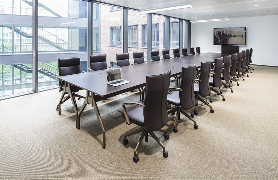 Verwaltungsgebäude, Frankfurt a.M. | Stühle: pharao comfort | Tisch: fallon