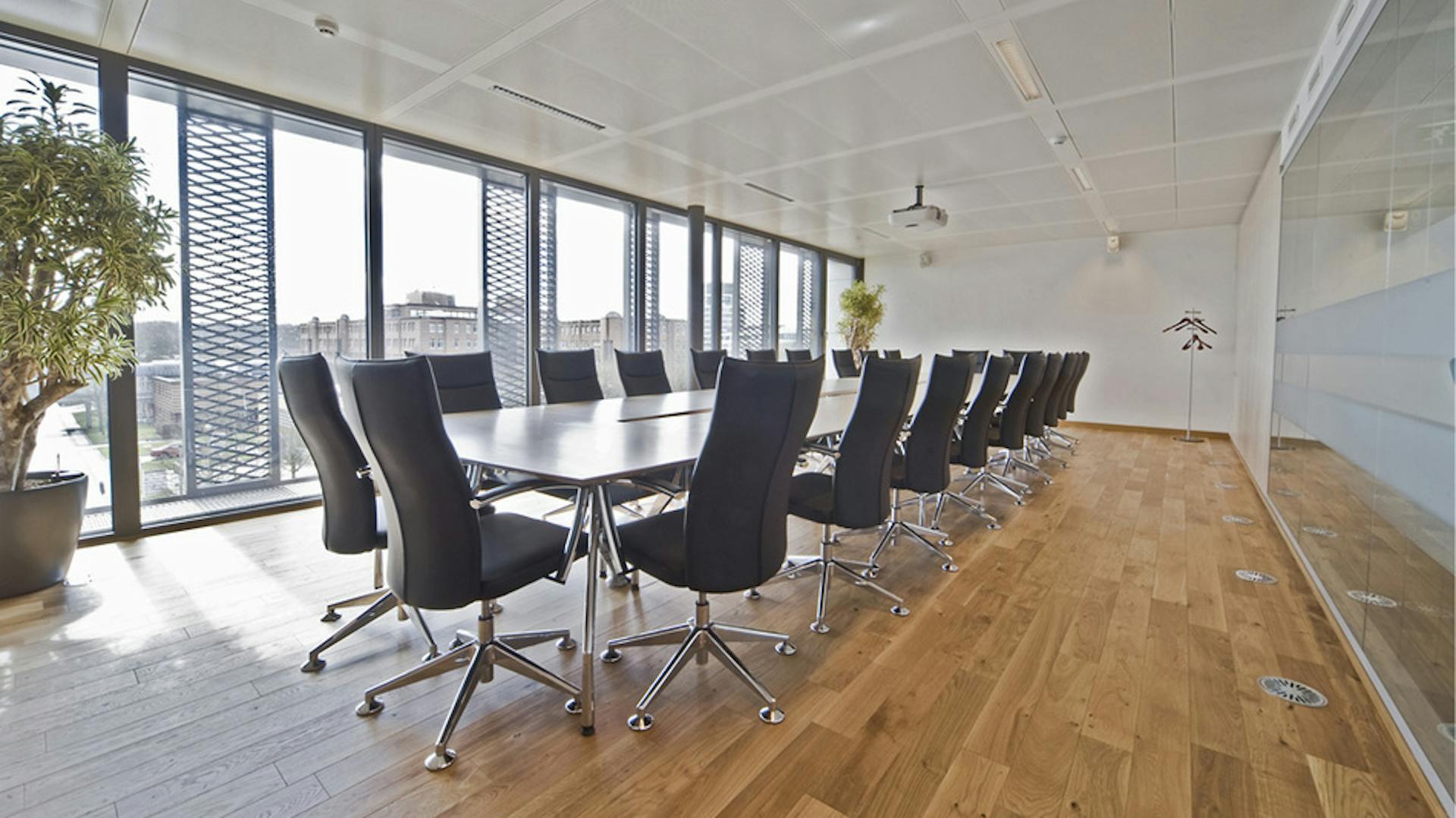 Post Luxemburg | Stühle: pharao comfort | Konferenztisch: fallon