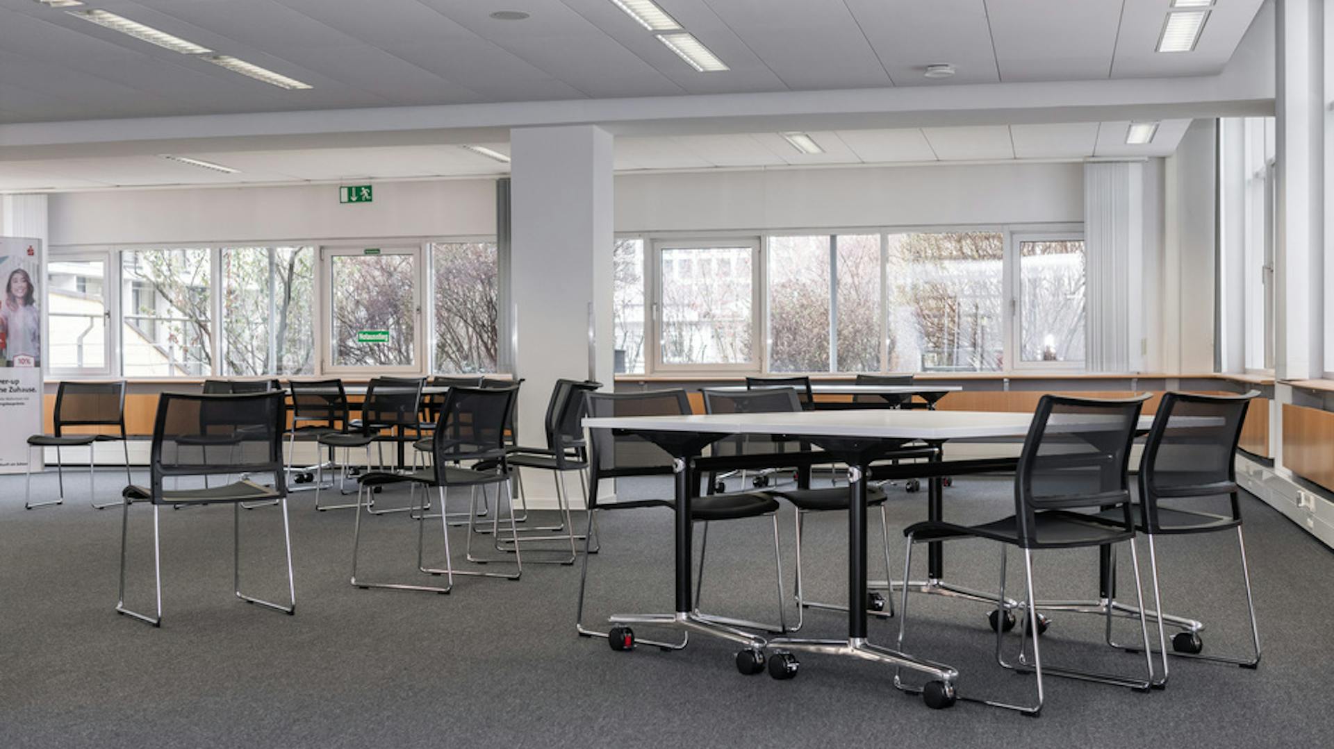 LBS Stuttgart, agiler Schulungsraum | Stapelstuhl: klif | Schwenktisch: multiform