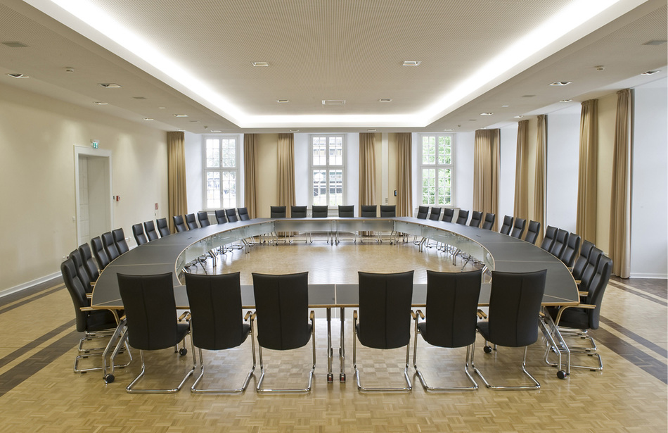 Referenzen- Senatssaal Universität Osnabrück- Osnabrück- pharao comfort- fallon Konferenztisch