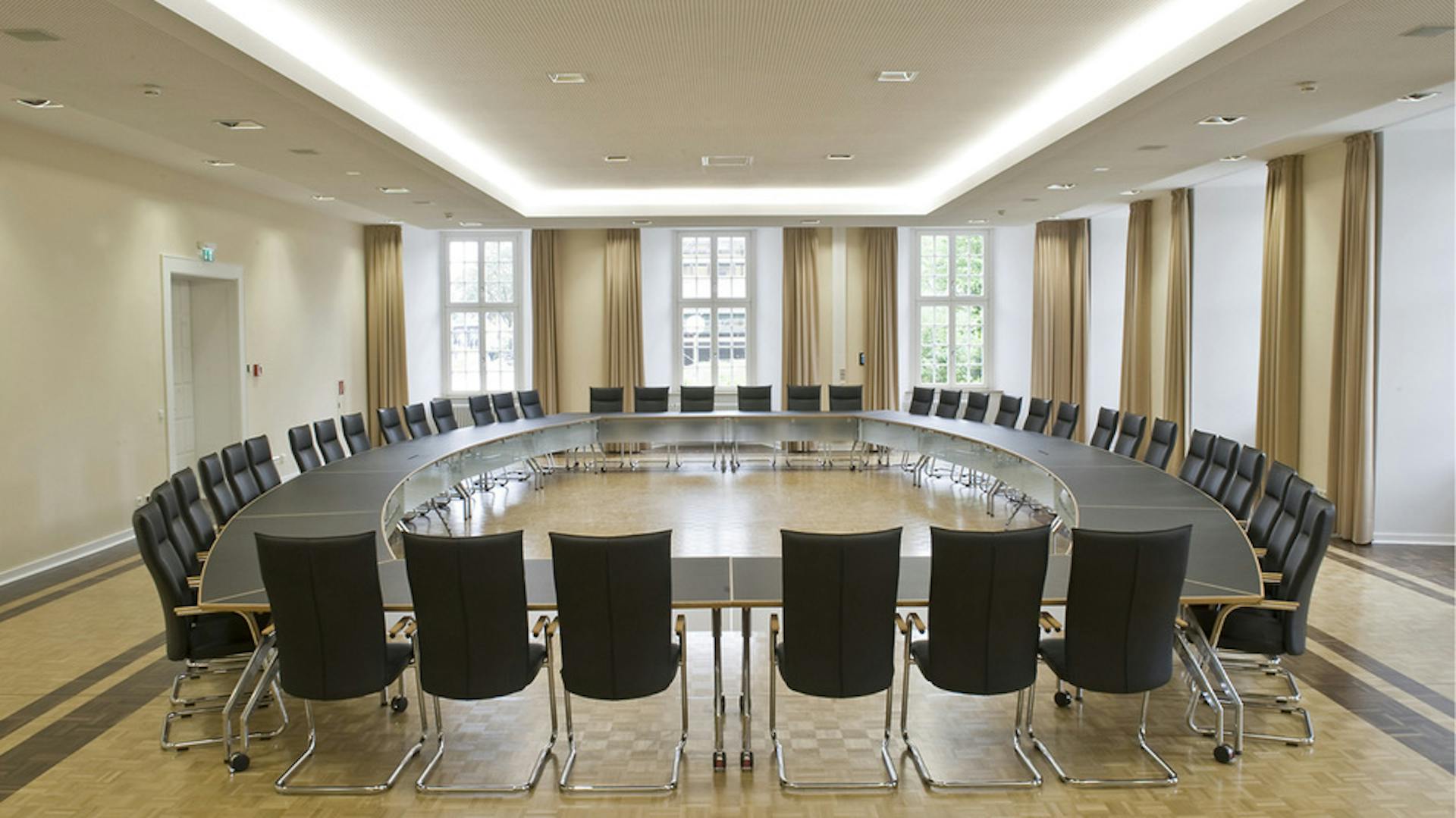 Senatssaal der Universität Osnabrück | Stühle: pharao comfort | Konferenztisch: fallon