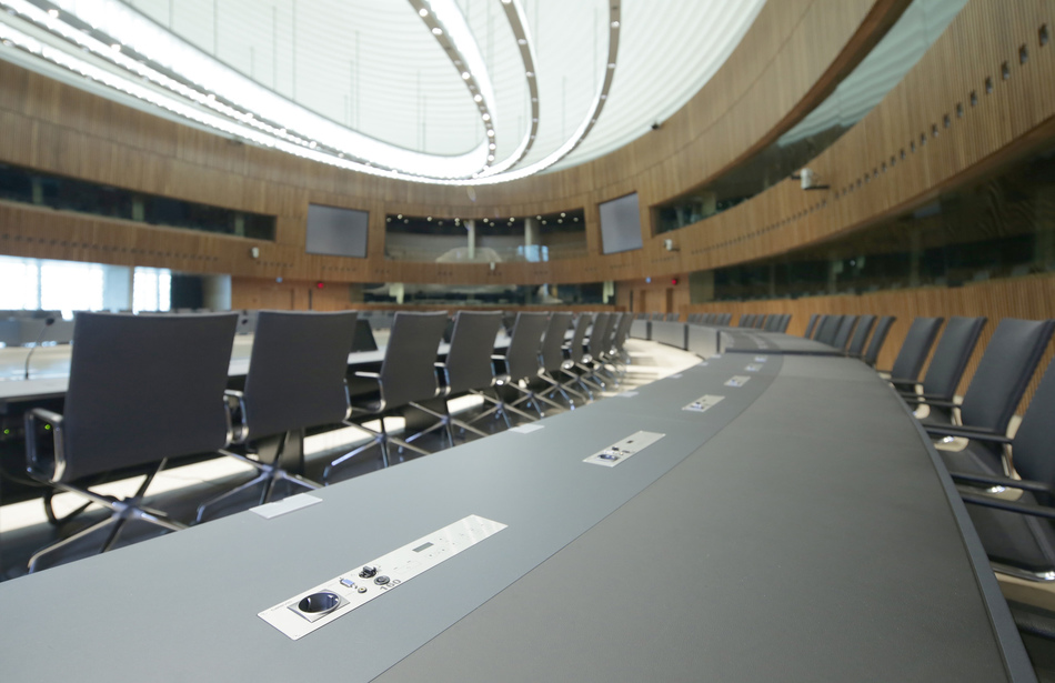 Centre de Conferénces Luxemburg | Konferenzanlage: Sonderlösung, werkzeuglos montierbar, mit hochwertiger Konferenz- und AV-Technik