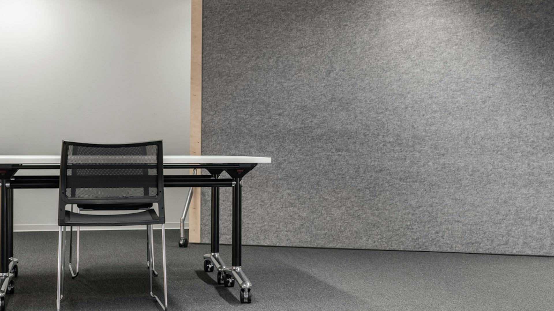 LBS Stuttgart, agiler Schulungsraum | Stapelstuhl: klif | Schwenktisch: multiform | Akustik- & Pinwand: fallon