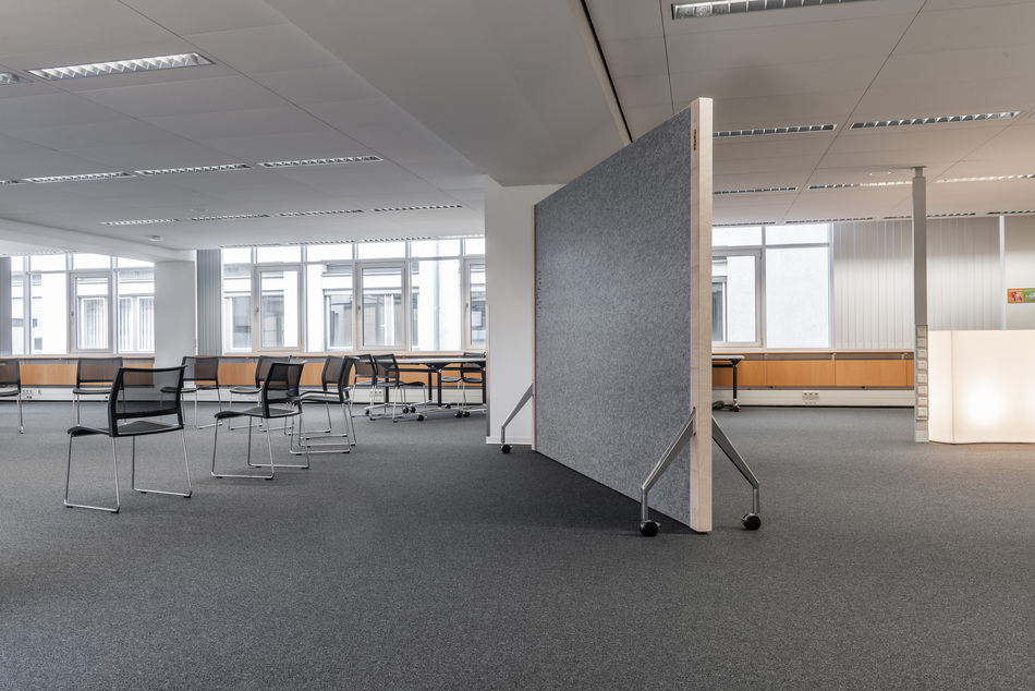 LBS Stuttgart, agiler Schulungsraum | Stapelstuhl: klif | Schwenktisch: multiform | Akustik- & Pinwand: fallon