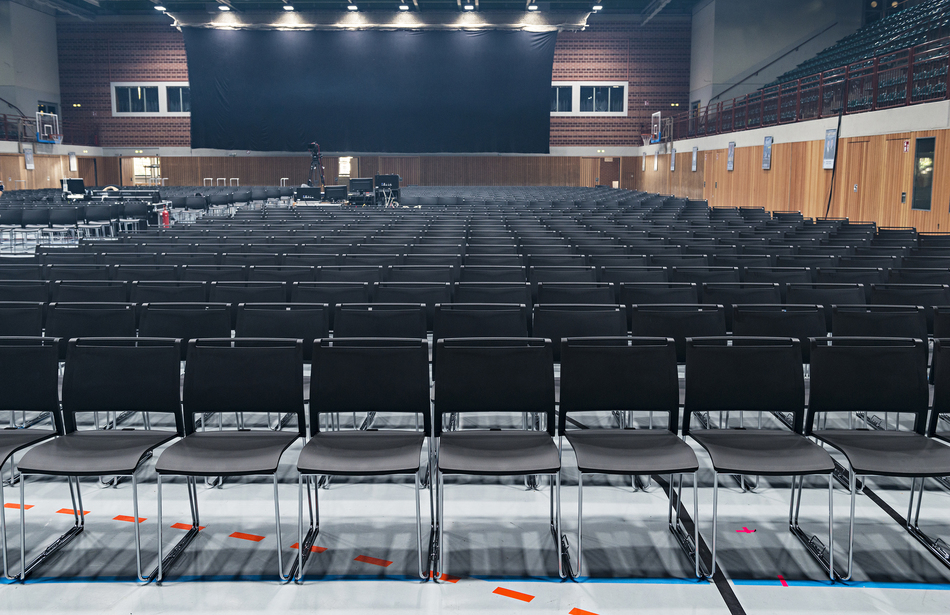 tectake Arena Würzburg | Mehrzweckstuhl: klif | Reihenbestuhlung | Stapelwagen