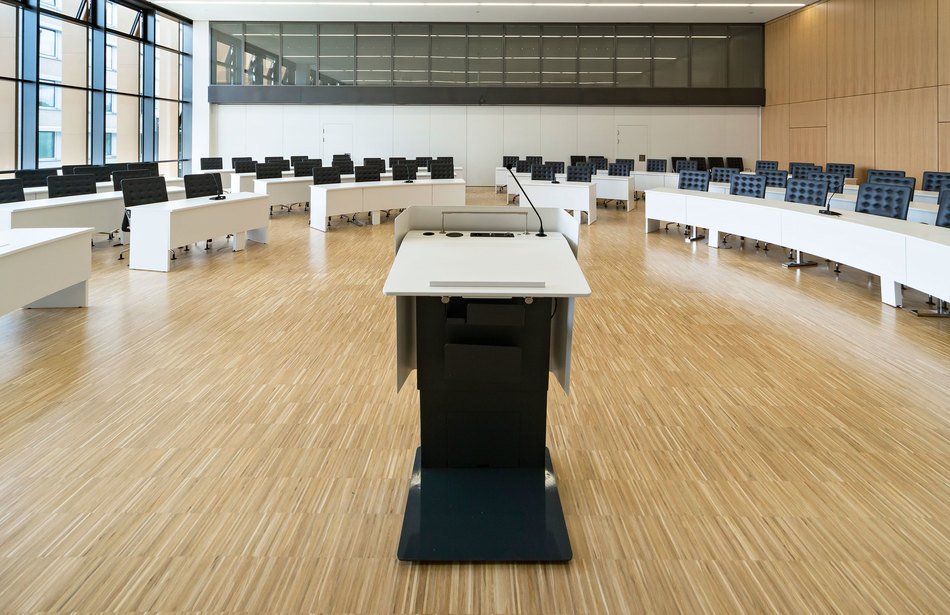 Referenzen- Kreishaus Wetzler- werkzeuglos montierbare Tischanlage- Sprechstellen- PSE Rednerpult 